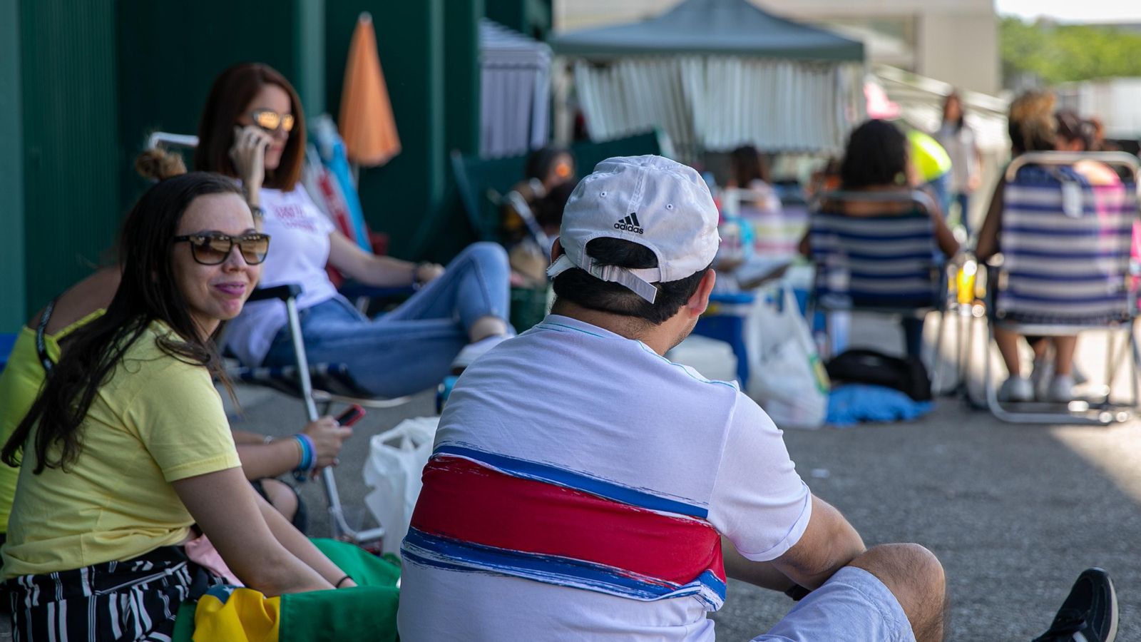 Sillas de playa acogen a los fans más inquietos.