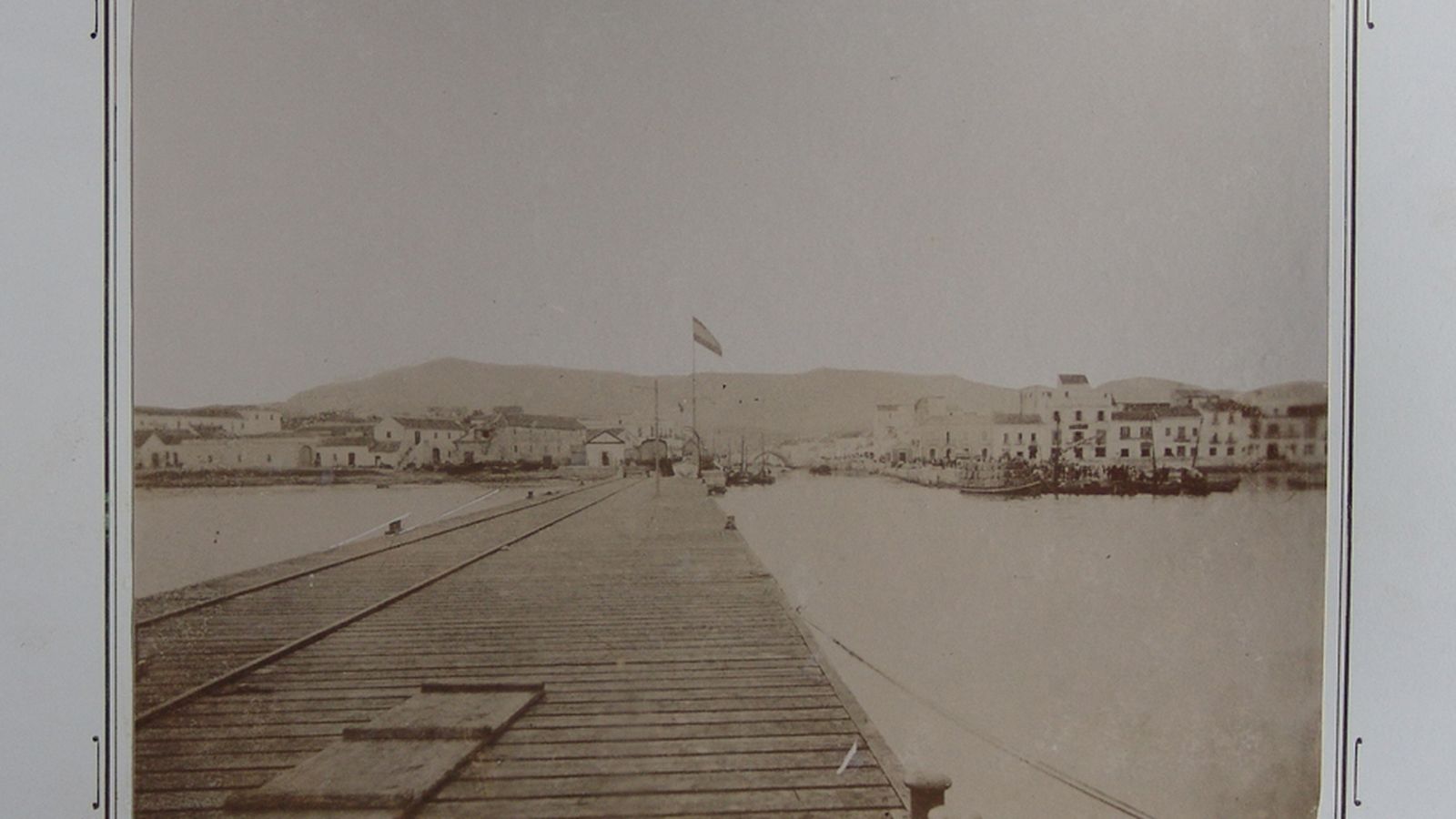 Una de las fotografías relativas a las poblaciones del Campo de Gibraltar.