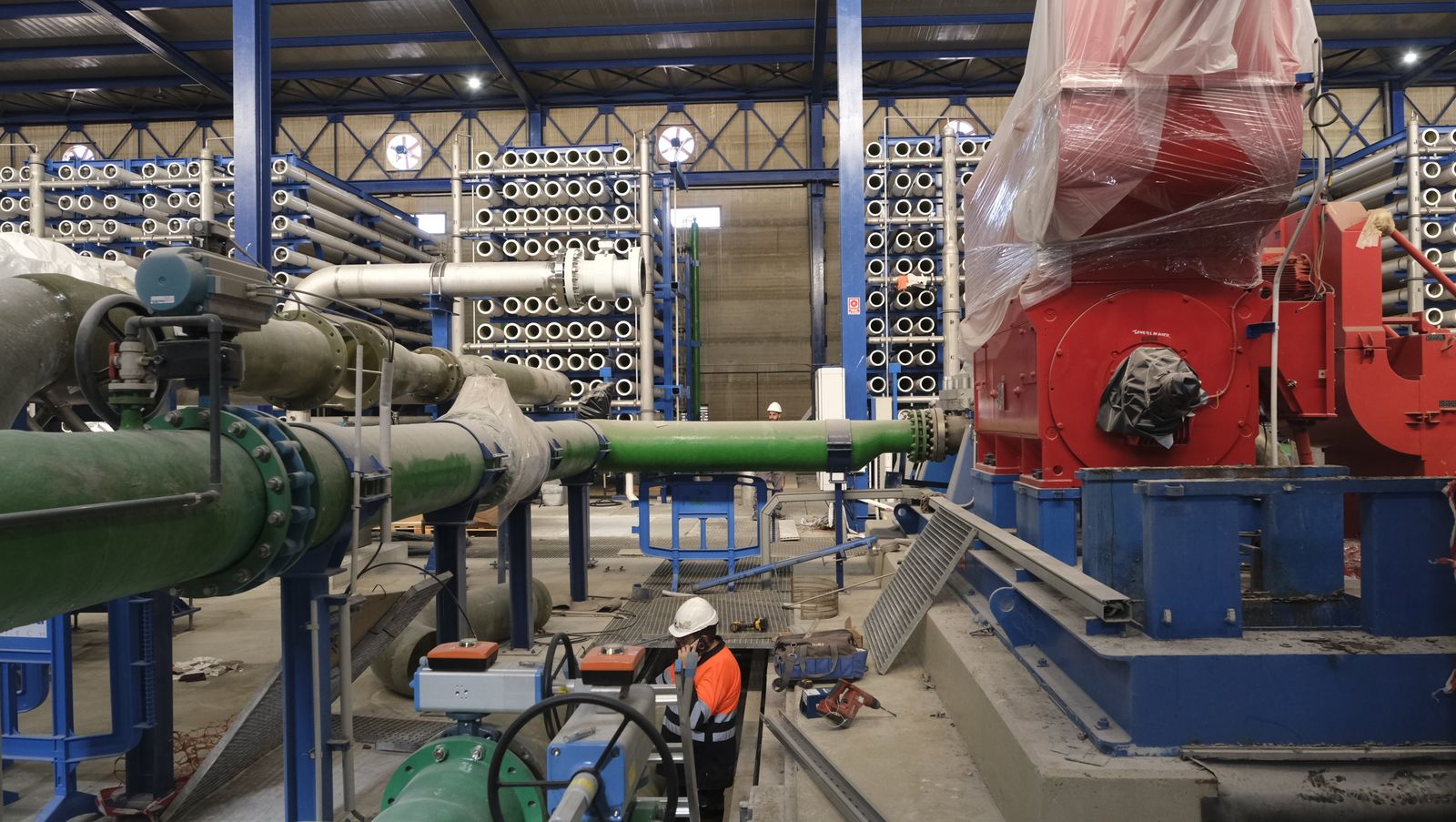 Sala de bastidores de Mar de Alboran, donde los operarios terminan de reparar e instalar los materiales de primera calidad en los cuatro bastidores de la planta/Javier Alonso