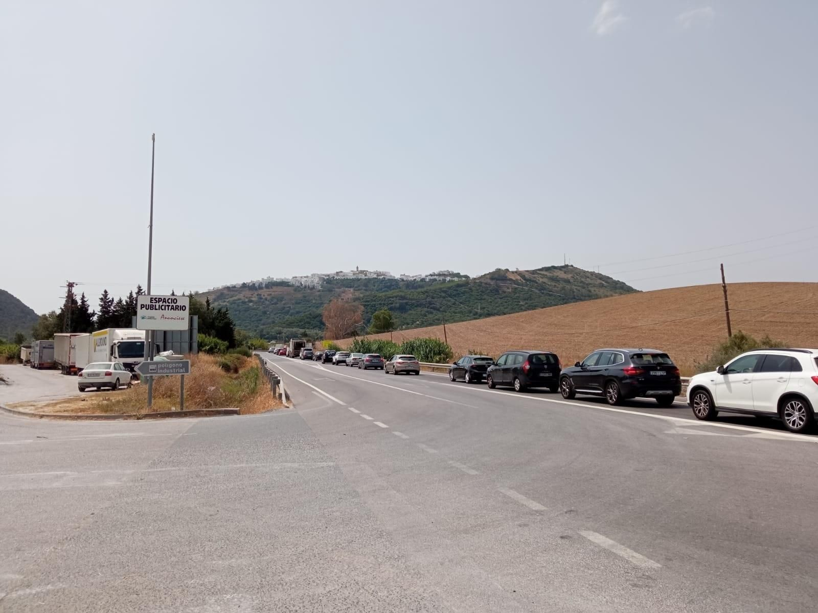 Las colas de vehículos se prolongaban ayer desde la nacional N-340 al polígono industrial de Cañada Ancha.