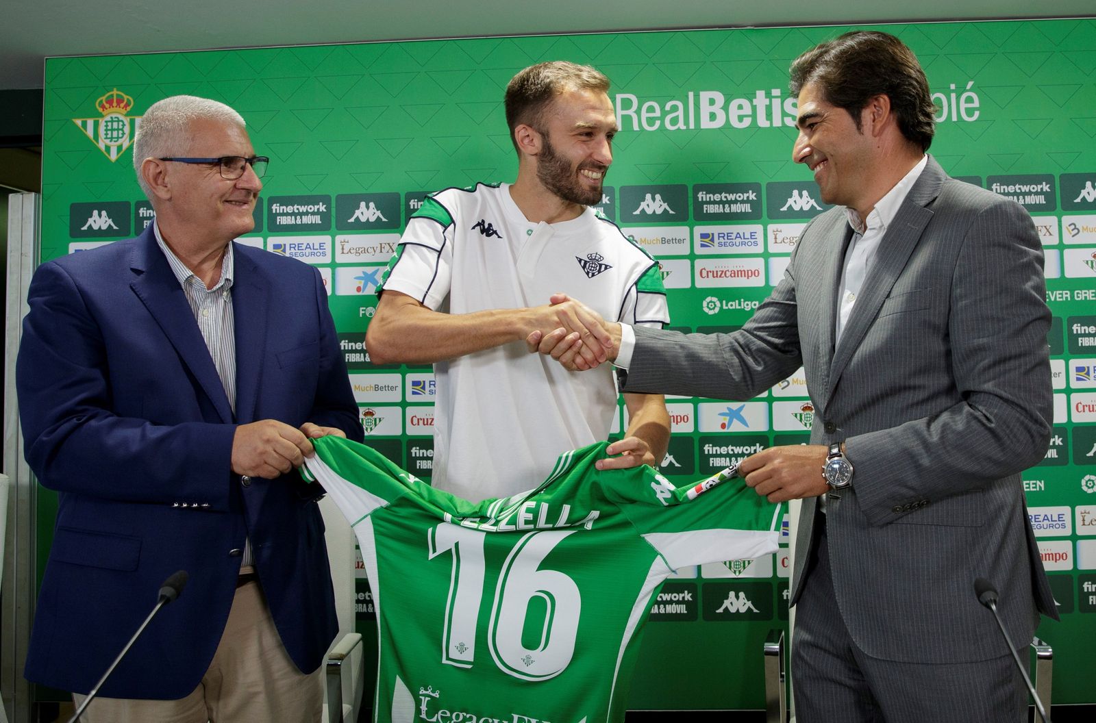 Cordón observa como el presidente del Betis, Ángel Haro, saluda a Pezzella.