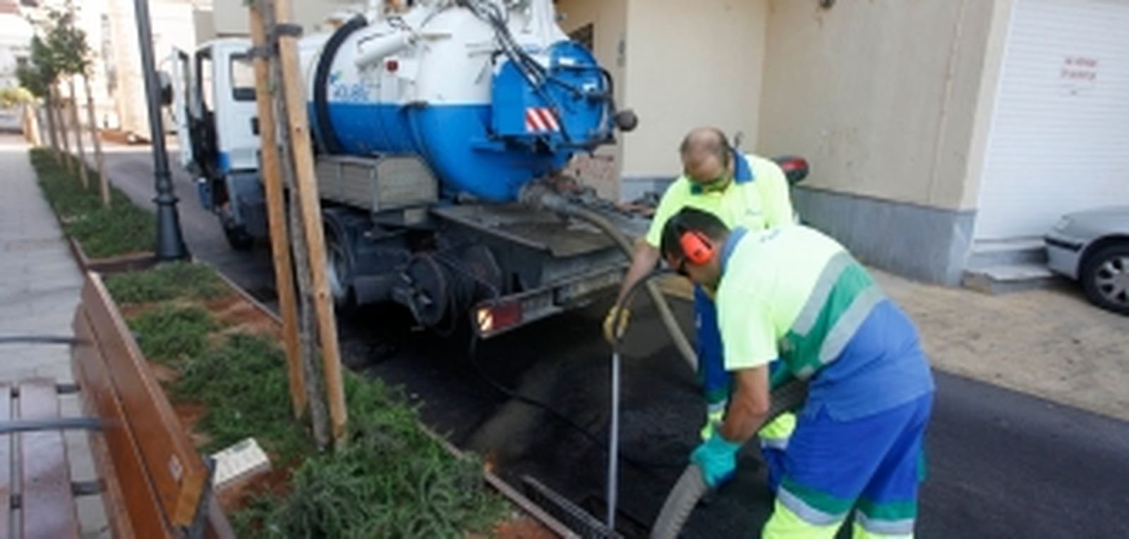 El Ayuntamiento pone en marcha un plan especial de limpieza de imbornales para evitar inundaciones con las primeras lluvias