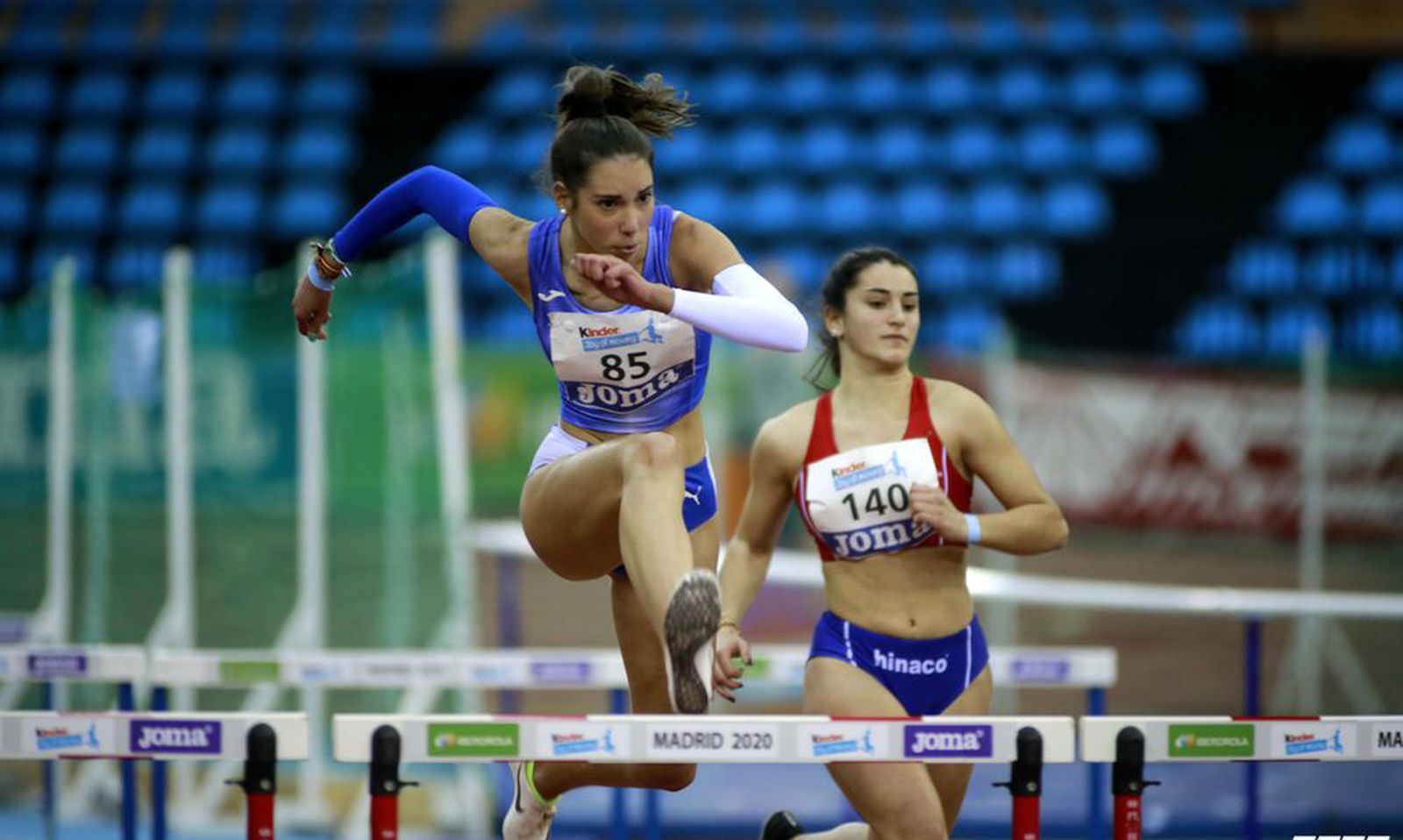Martina Díaz salta una valla en la final de los 60 metros en la que fue plata.