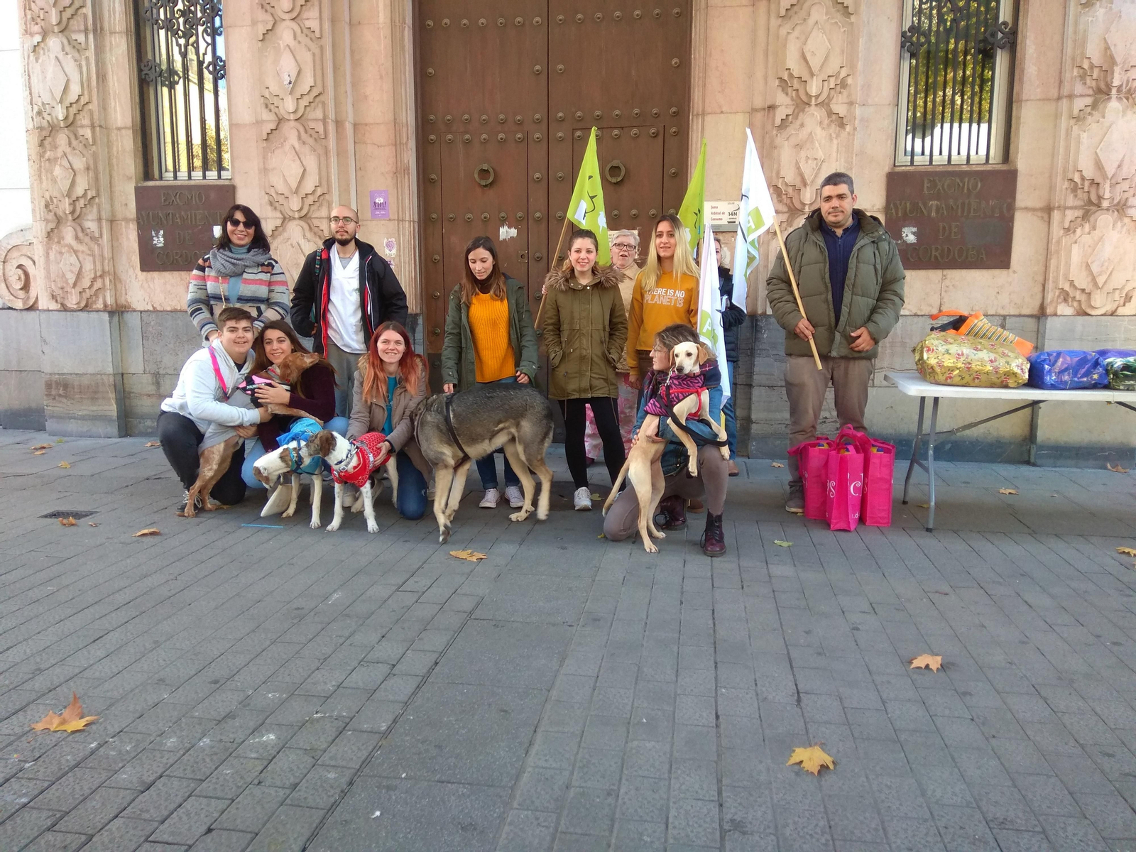 Miembros de Pacma, antes del paseo. Miembros de Pacma, antes del paseo.