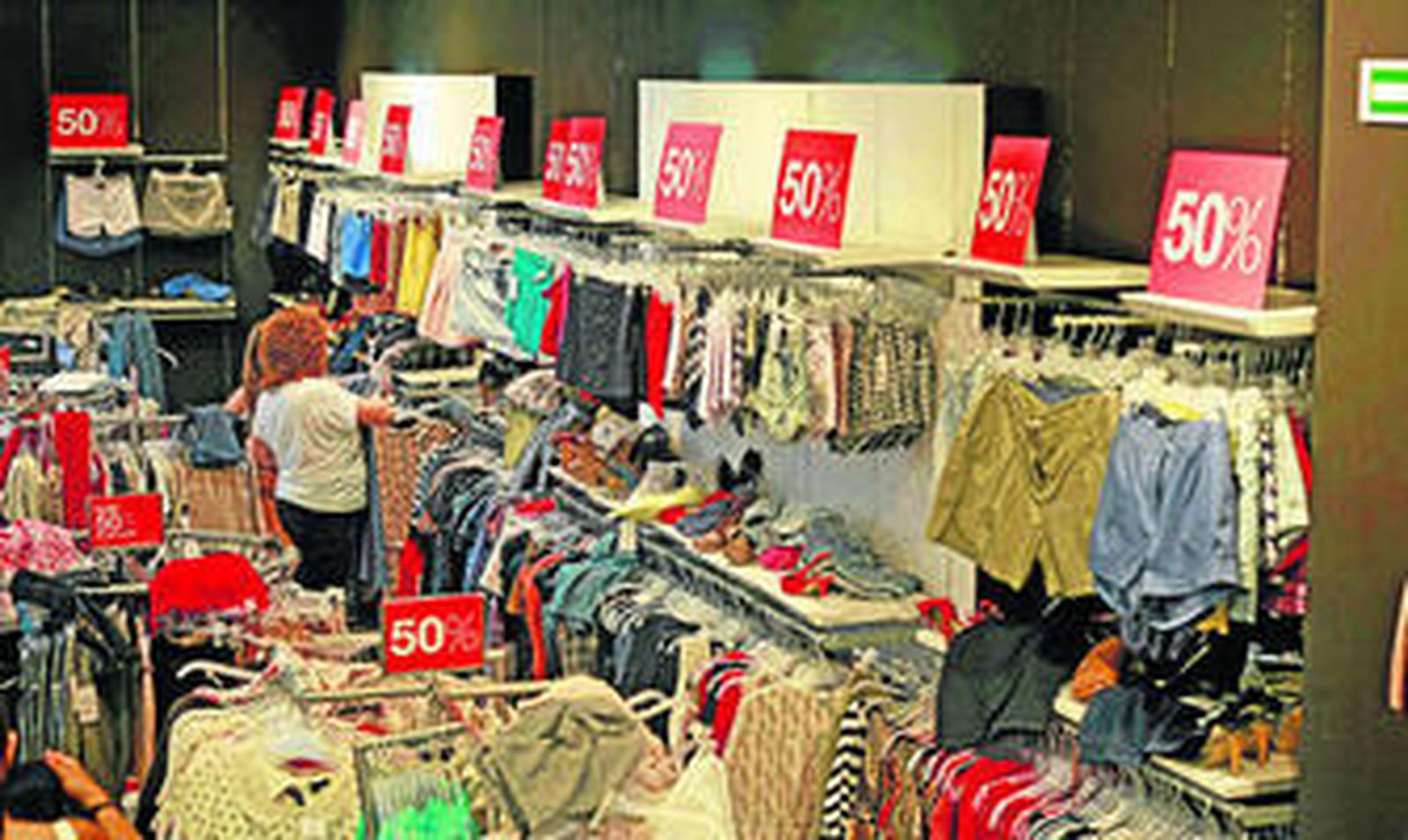 Imagen del interior del establecimiento de Blanco, durante un período de rebajas.