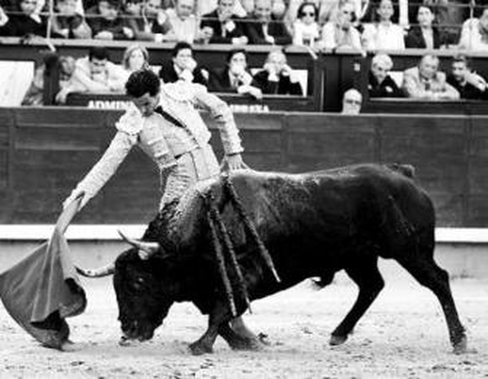 Iván Vicente, en un muletazo a su segundo toro.
