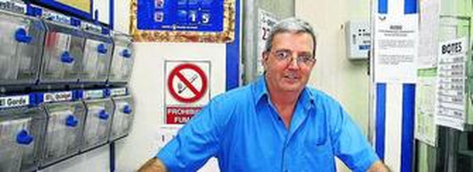 Óscar Sánchez de Cos, en el interior de la Administración que regenta en la  calle Nueva.