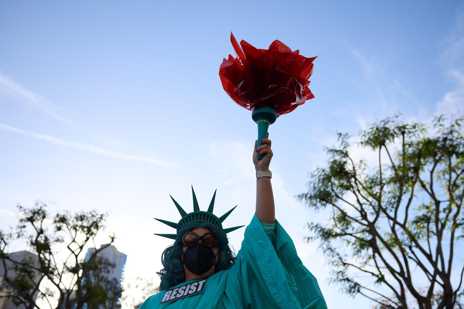 Miles de manifestantes contra Trump y Musk en EEUU: "¡Quita tus manos!"