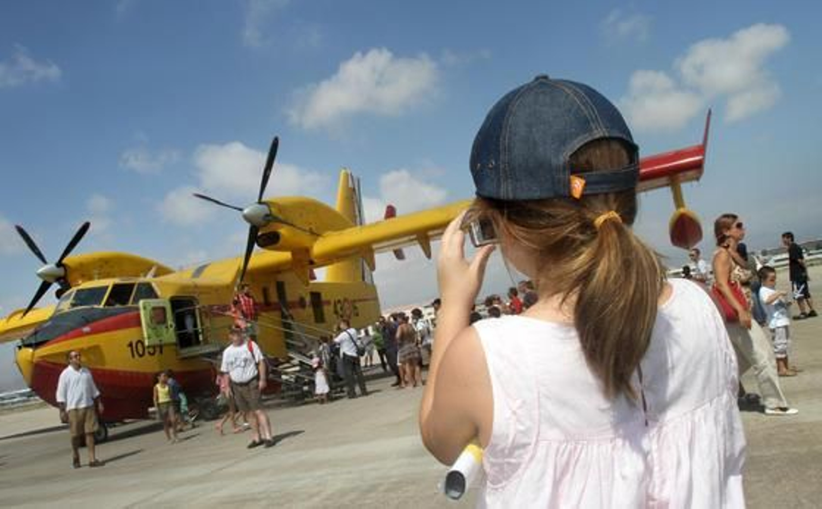 La jornada de puertas abiertas del II Festival Aéreo Internacional de Málaga contó con la presencia de muchos curiosos.  Foto: Yolanda Montiel