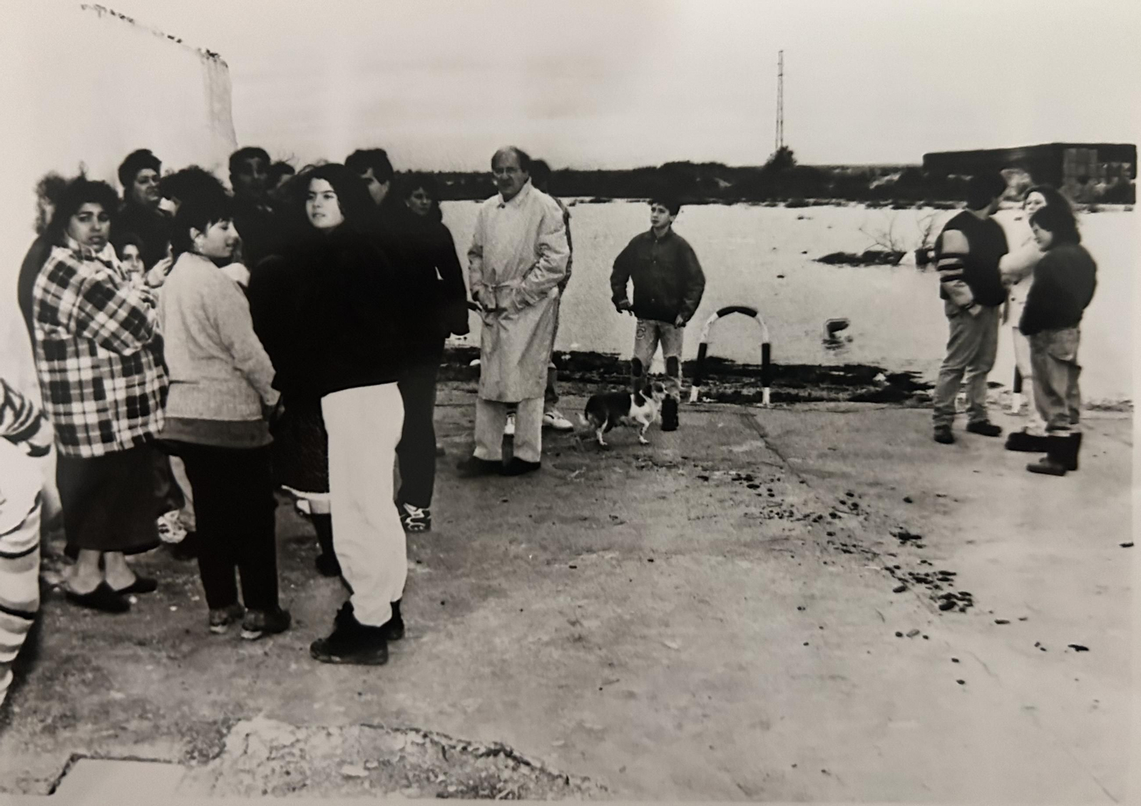 Visita del alcalde, Pedro Rodríguez, a Marismas del Odiel y Barriada de la Navidad por las inundaciones de Huelva en 1996.