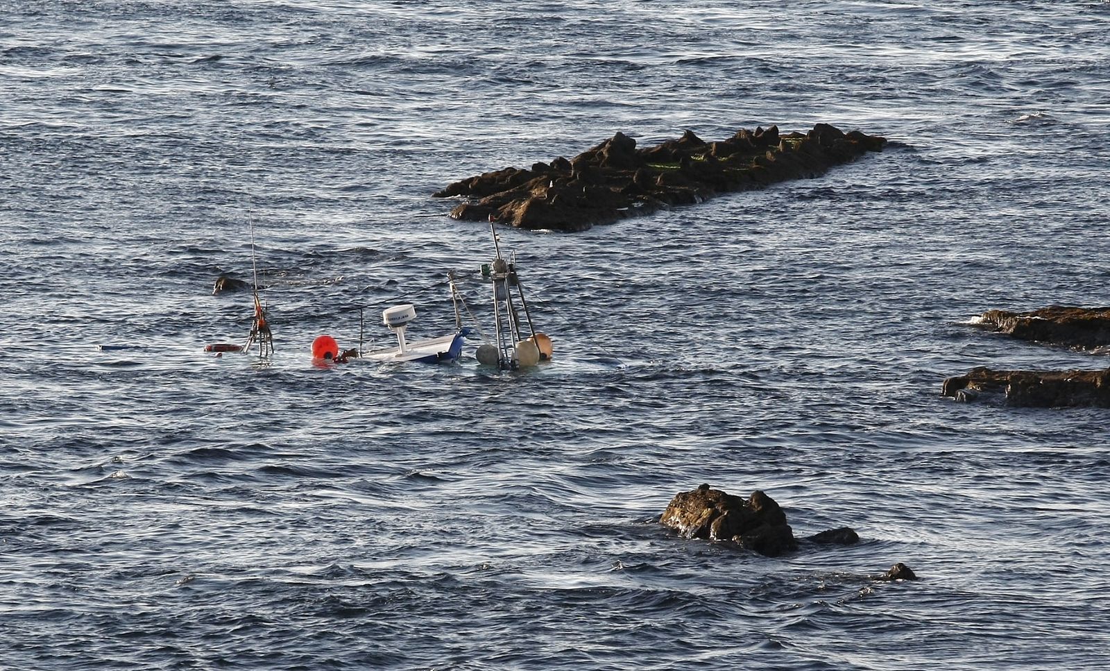 Una embargación se hunde junto a la costa en una imagen de archivo.