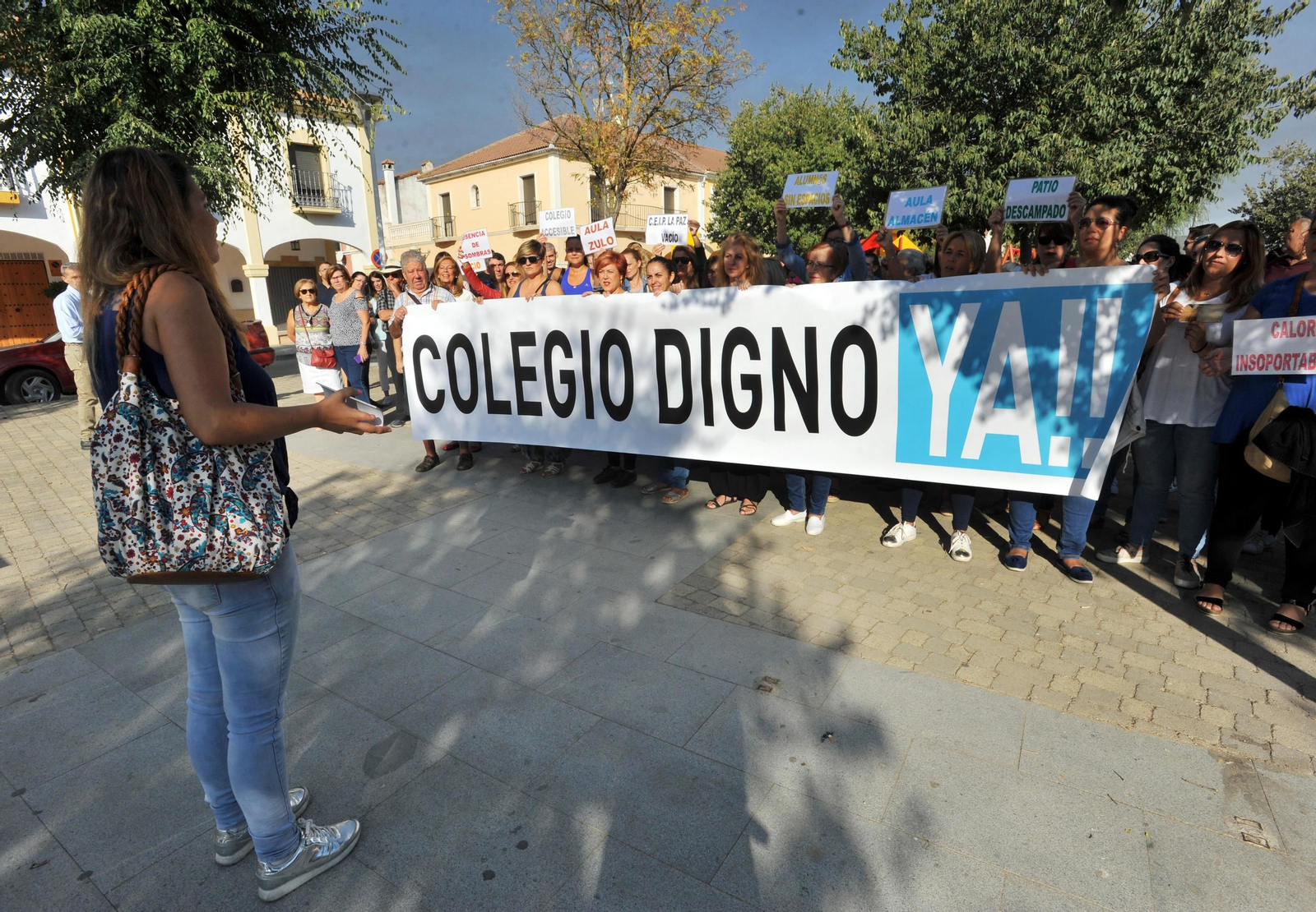 Un momento de la protesta celebrada a la entrada del colegio Azahara, en Villarrubia. Un momento de la protesta celebrada a la entrada del colegio Azahara, en Villarrubia.