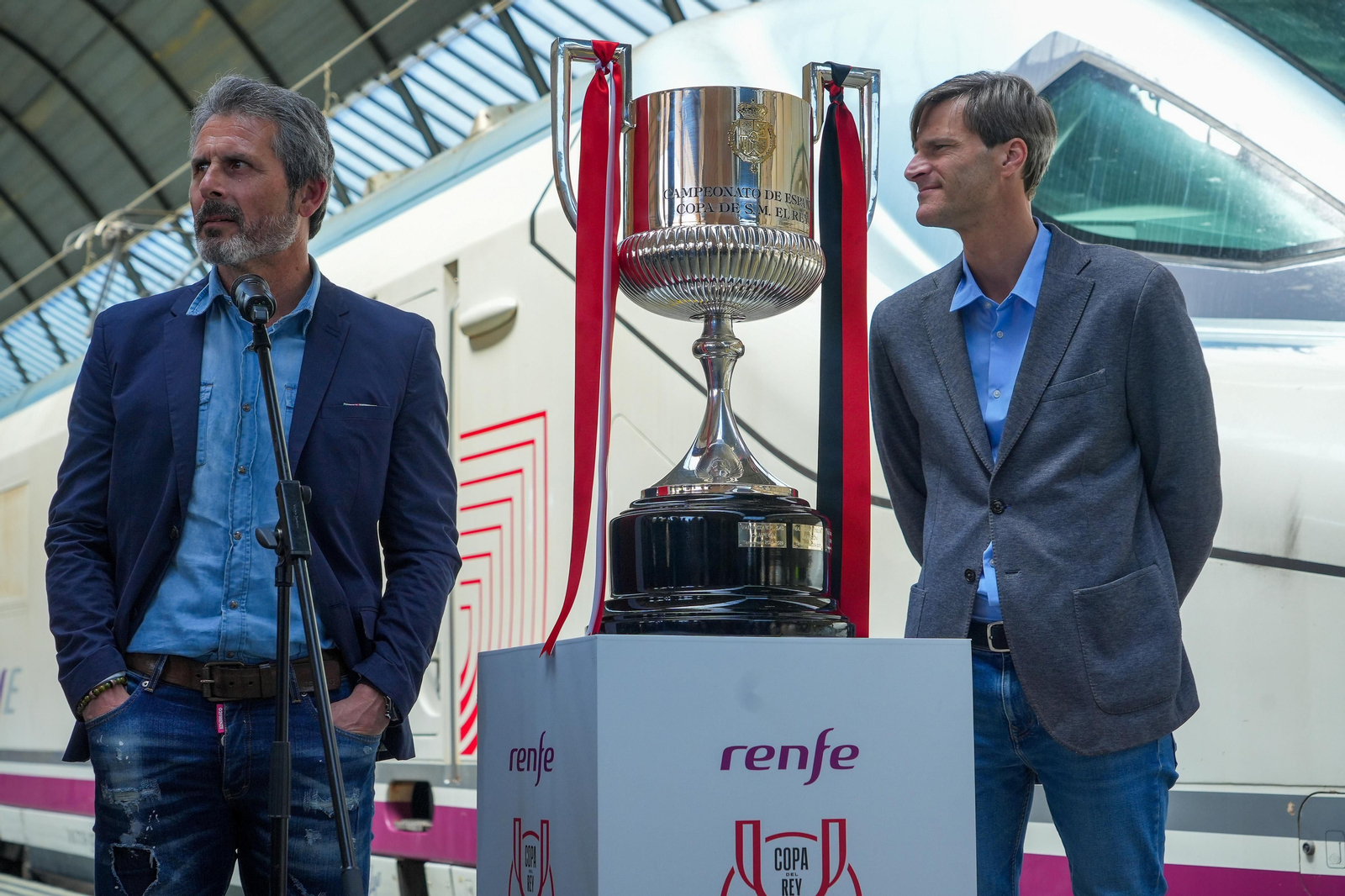 Las fotos de la llegada de la Copa a Sevilla
