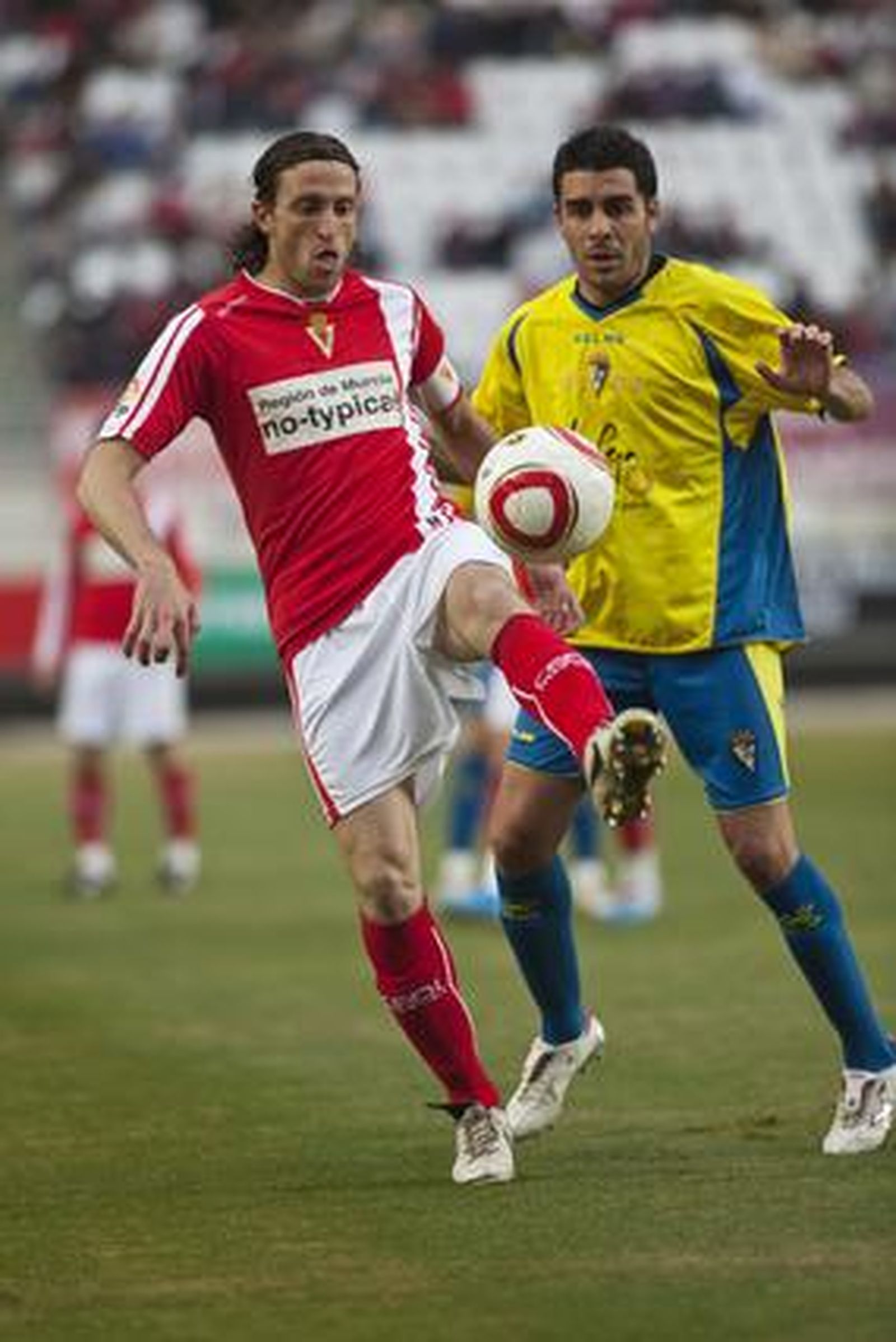 El extremeño presiona a Óscar Sánchez.

Foto: LOF
