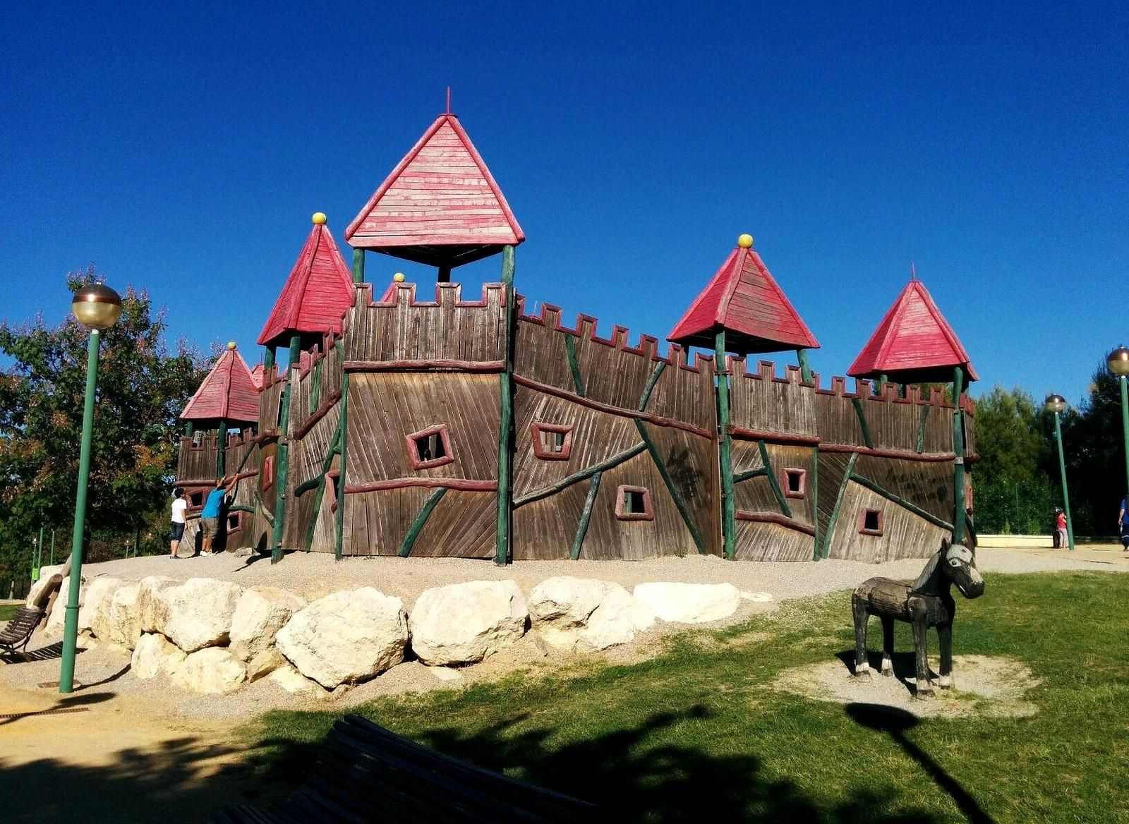 La fortaleza de madera recrea los numerosos castillos que pueblan la provincia de Jaén.