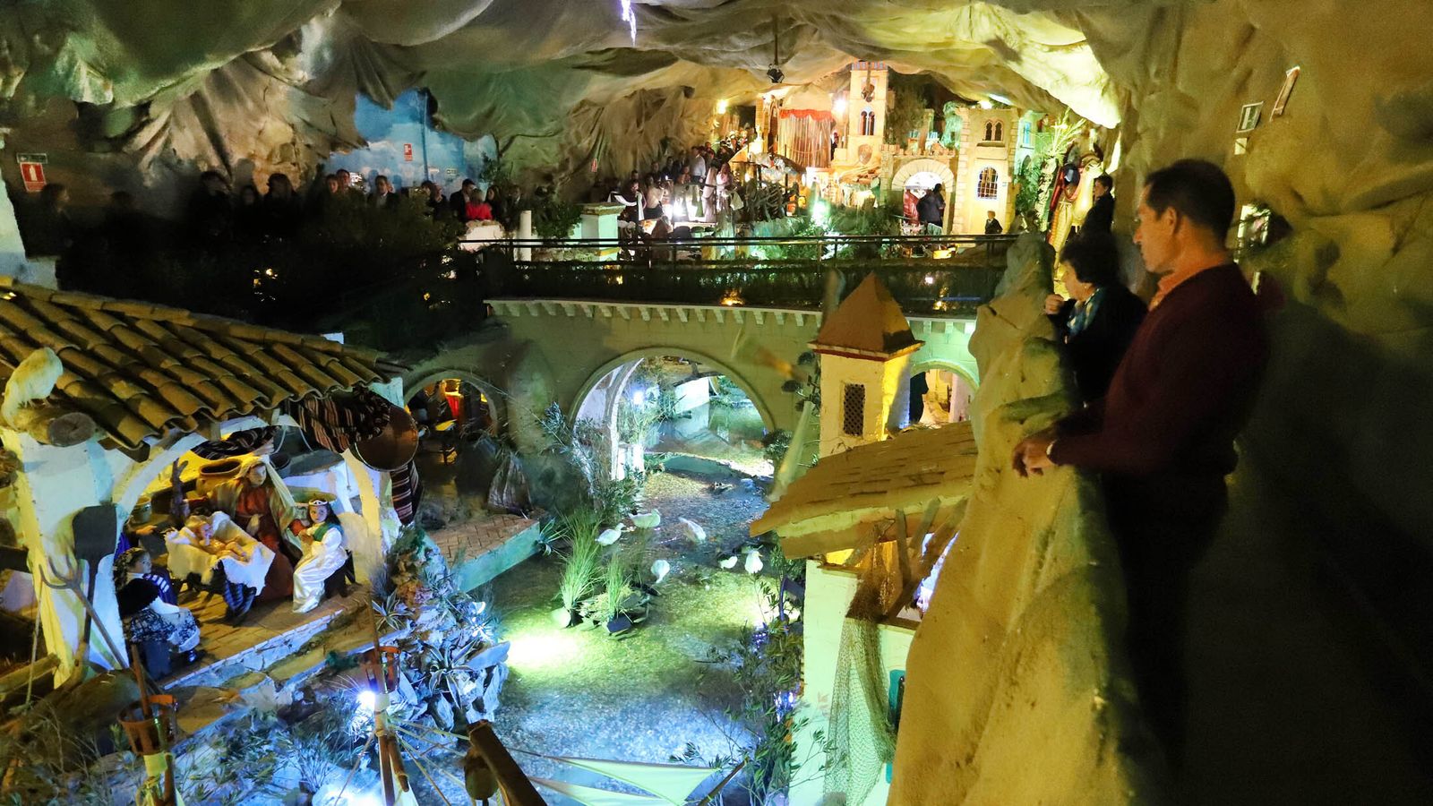 El público disfruta del belén viviente.