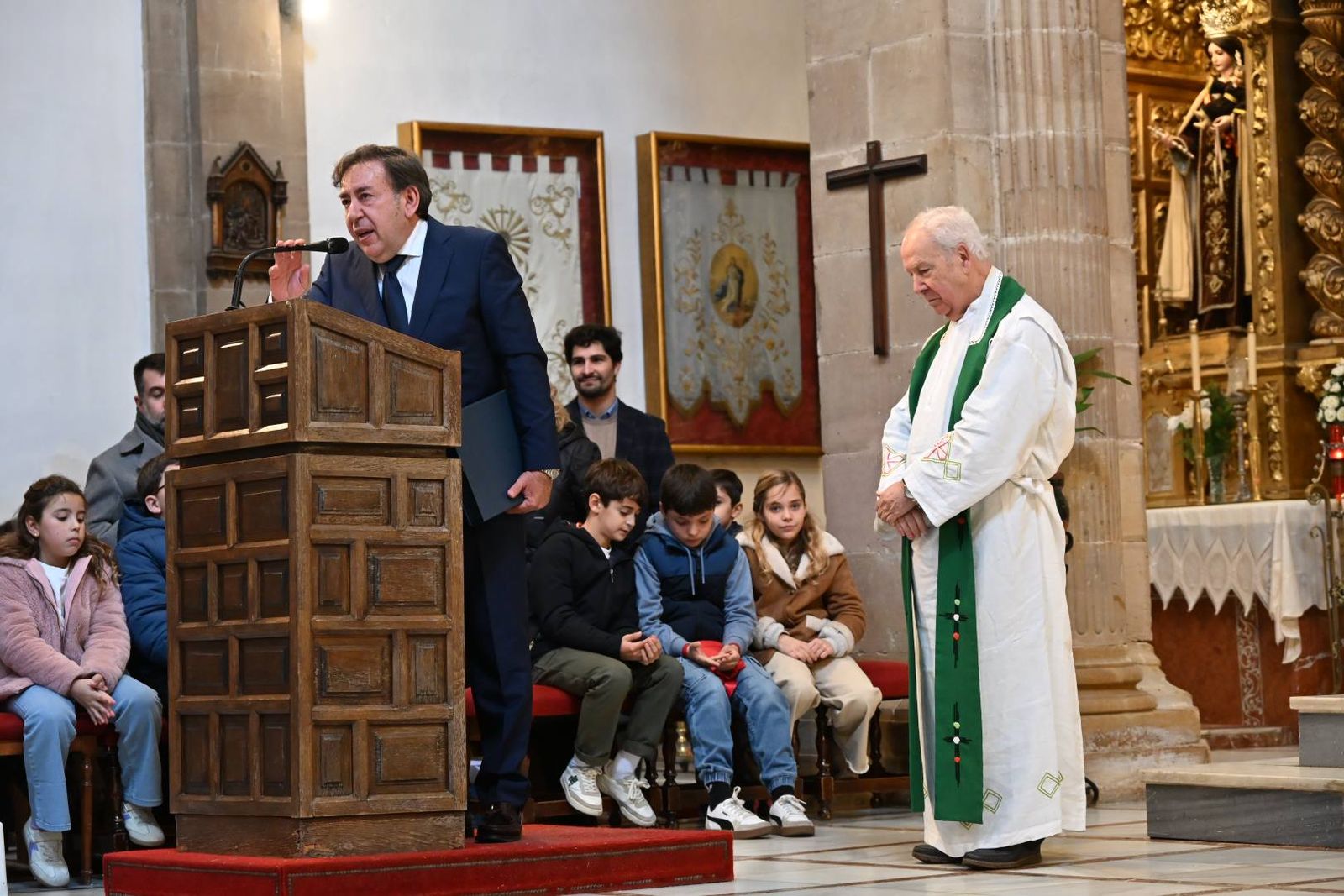 Las imágenes del homenaje de Villa del Río a su párroco emérito, Manuel Tirado Fernández