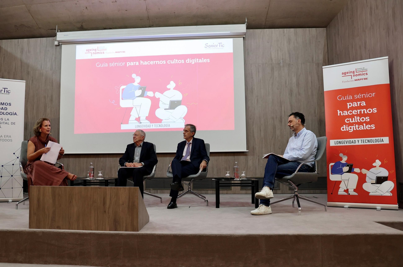 Coloquio en el que participaron el presidente de SeniorTic, Carlos Pérez; Juan Fernández Palacios, director del Centro de Investigación Ageingnomics de Fundación Mapfre; yRaúl Jiménez, director gerente de la Agencia Digital de Andalucía.