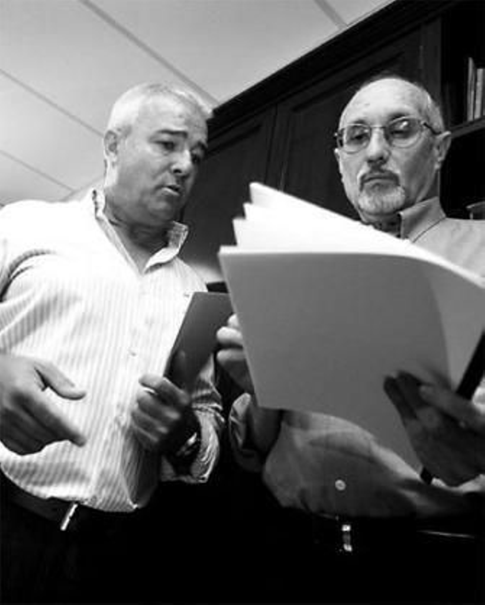 Morales recibe la documentación de manos de Francisco Gutiérrez.