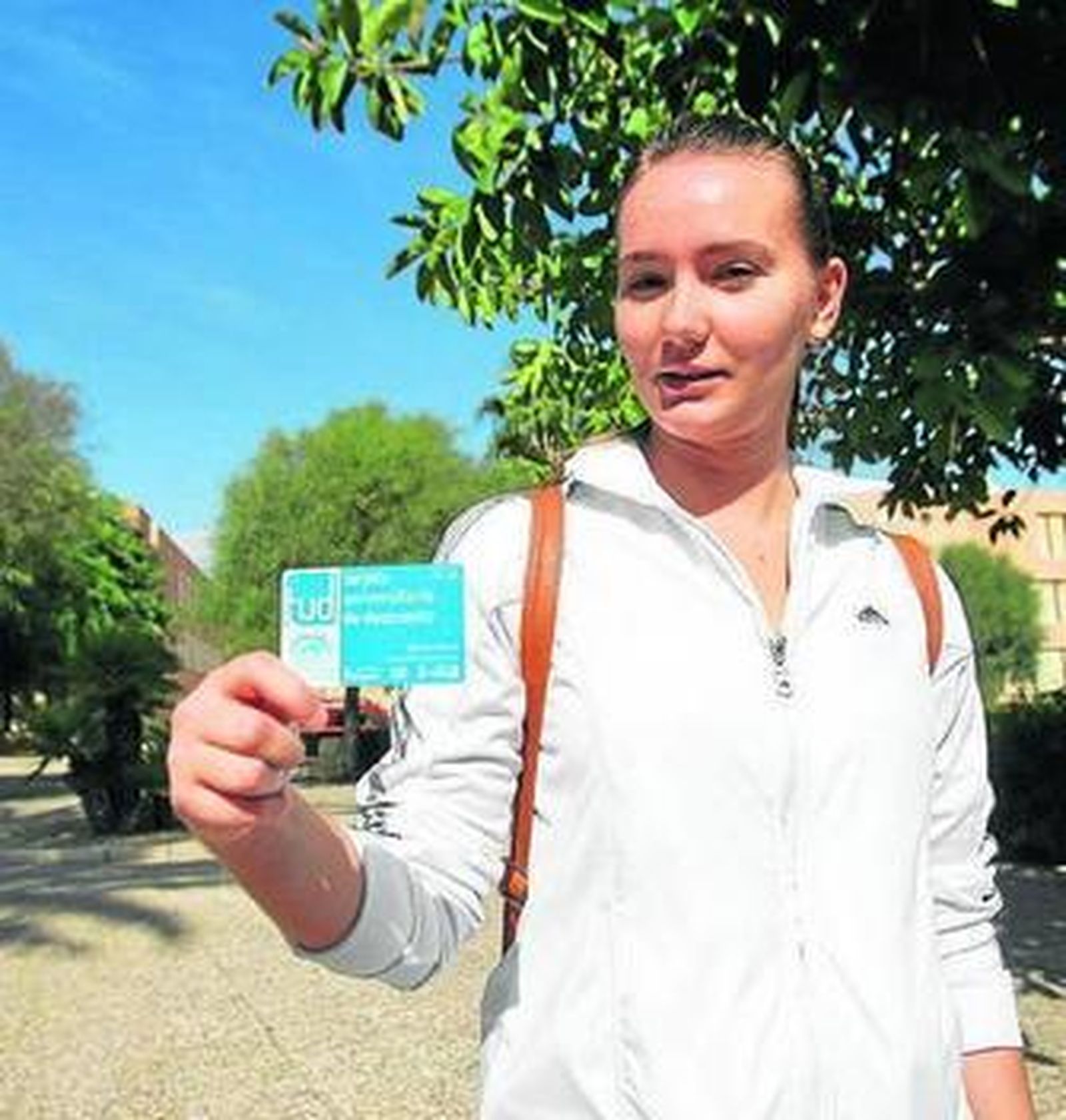 Una alumna muestra la nueva tarjeta de descuento de la universidad.