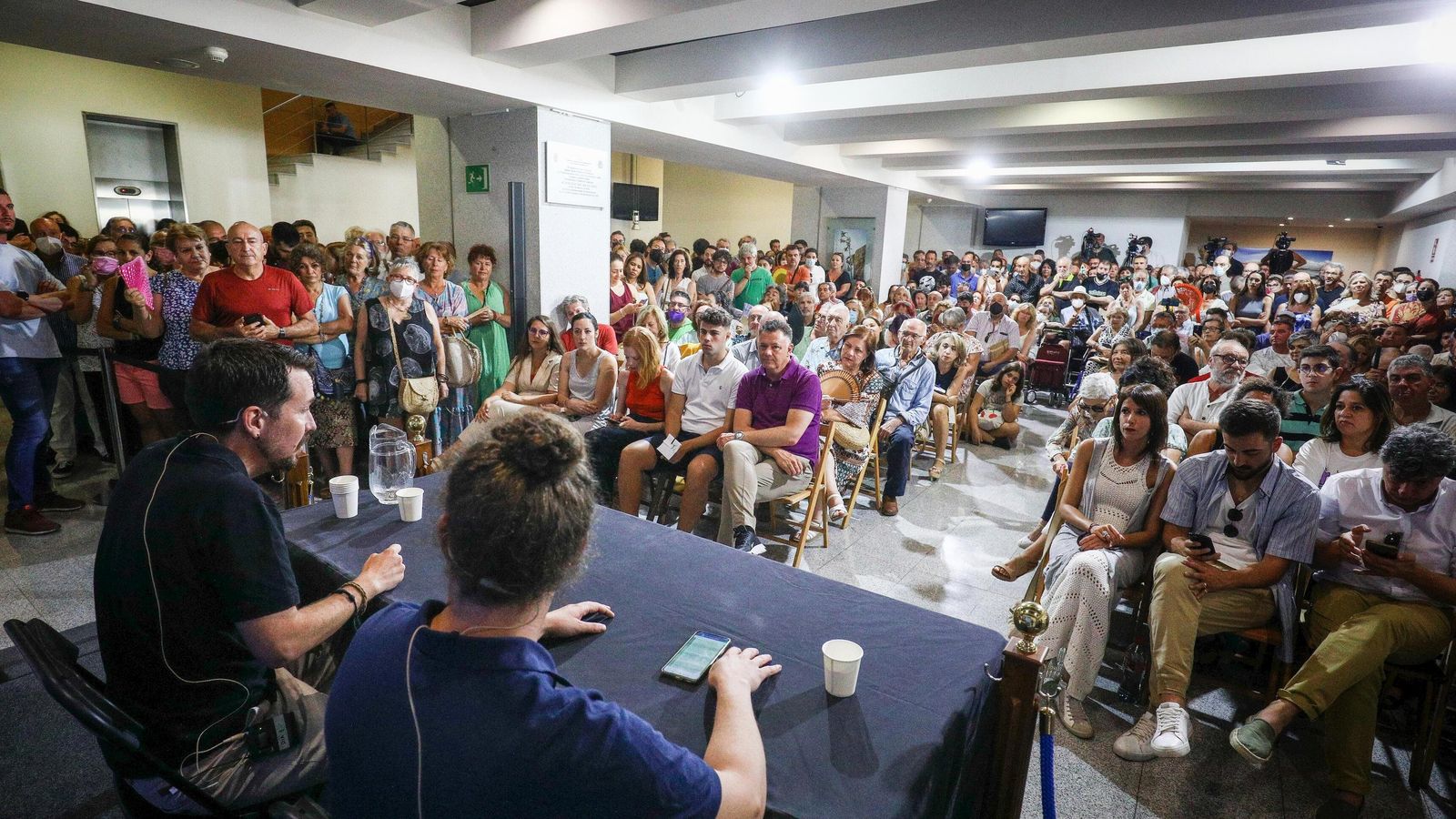 Asistentes al acto con Pablo Iglesias en San Fernando.