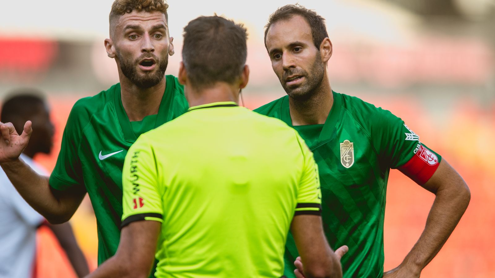 Víctor Díaz junto a Duarte protestan al colegiado en Vallecas.