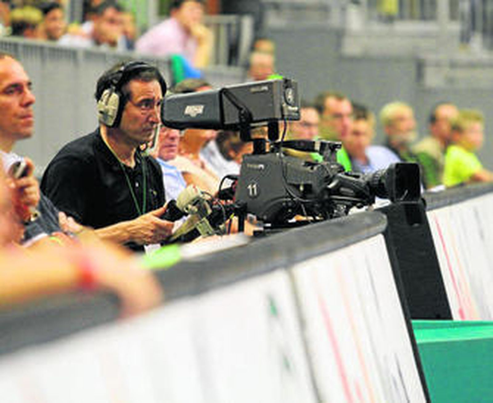 Una cámara retransmite un partido del Unicaja la pasada temporada.