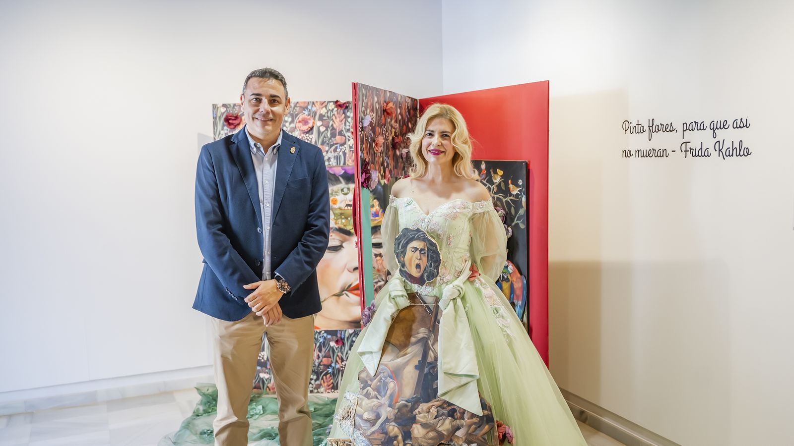 El concejal de Cultura de Roquetas, Daniel Salcedo con la artista Rosana Largo.
