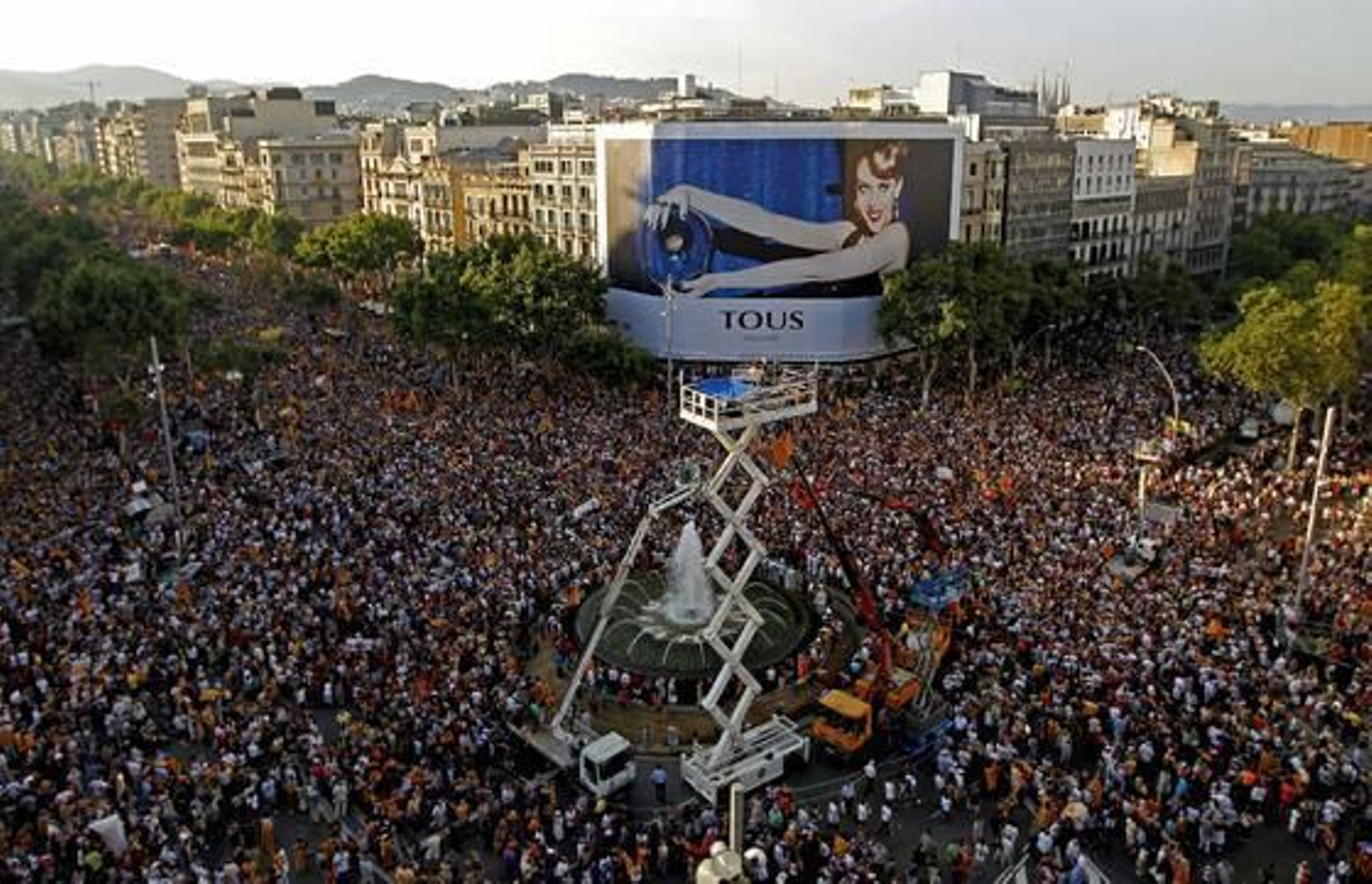 Más de un millón de personas marchan por las calles de Barcelona para protestar contra la sentencia del 'Estatut'. / EFE