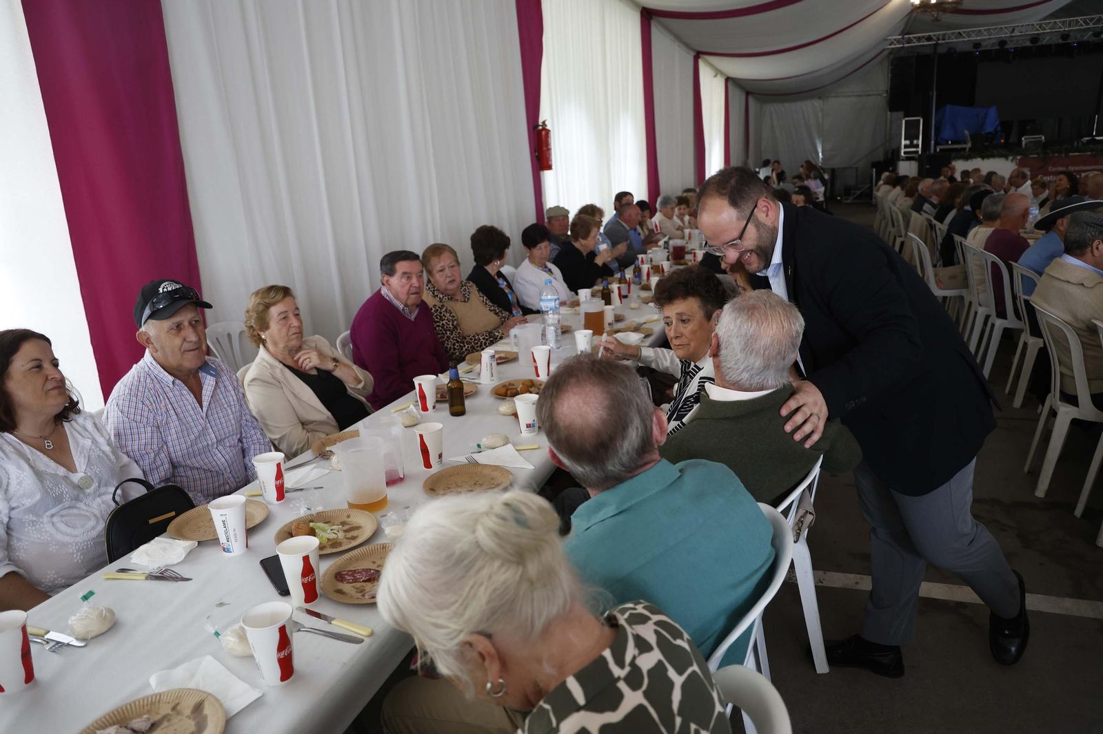 Fotos del almuerzo para mayores en la Feria de Castellar
