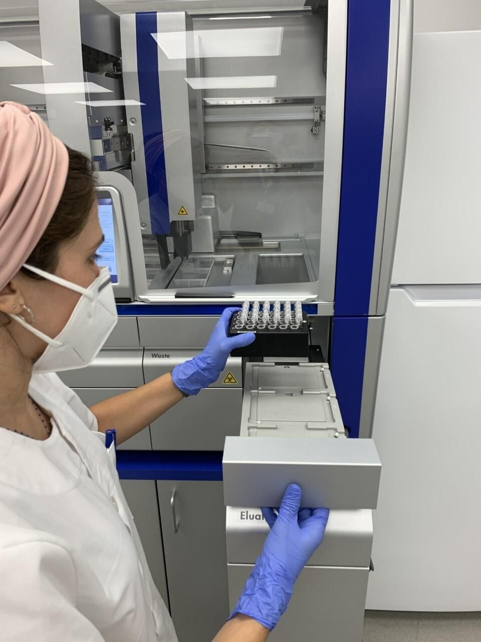 Realización de pruebas en el laboratorio del Hospital Quirónsalud Sagrado Corazón