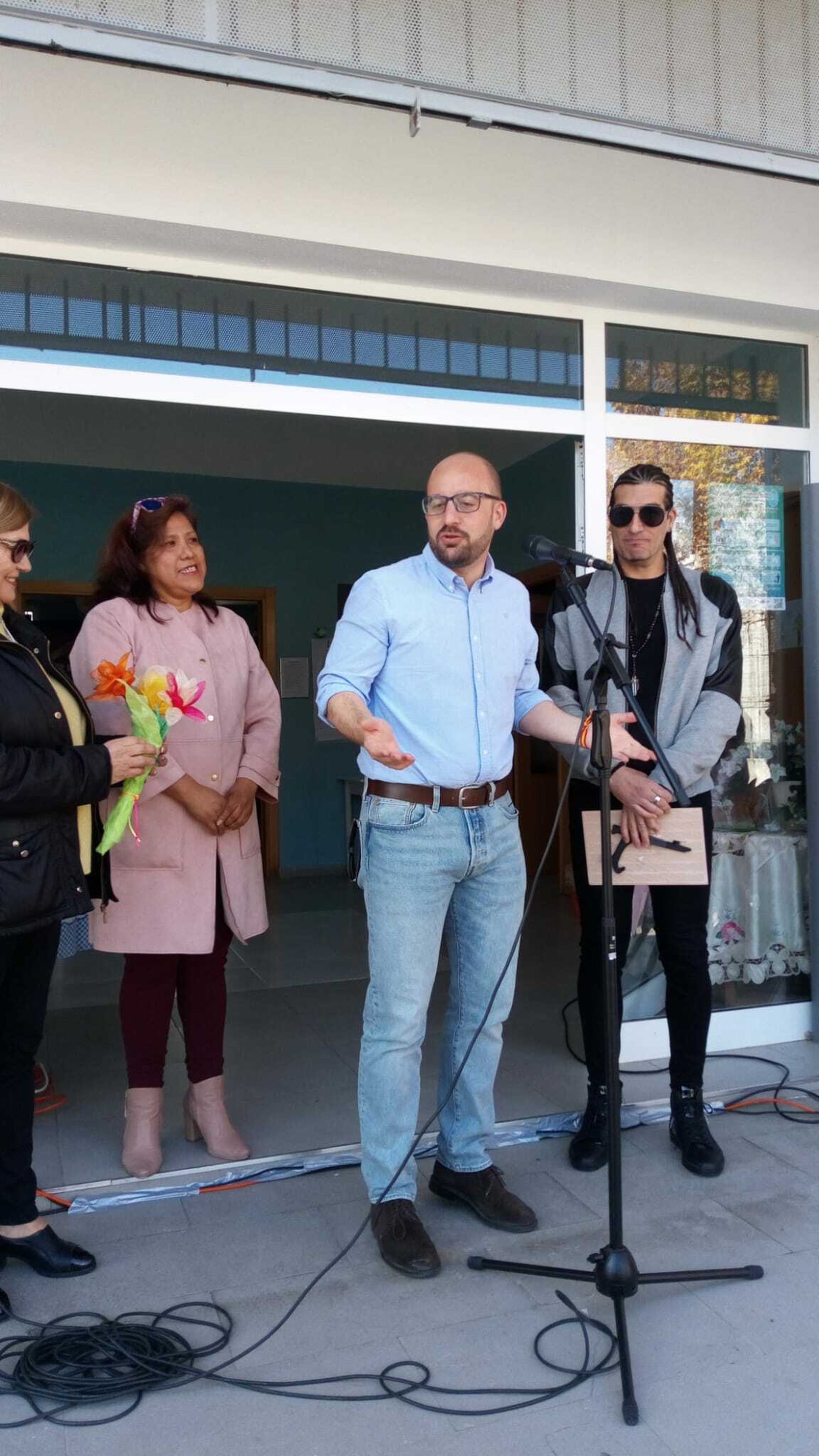 Hasta el barrio también se ha acercado el alcalde, Germán Beardo.