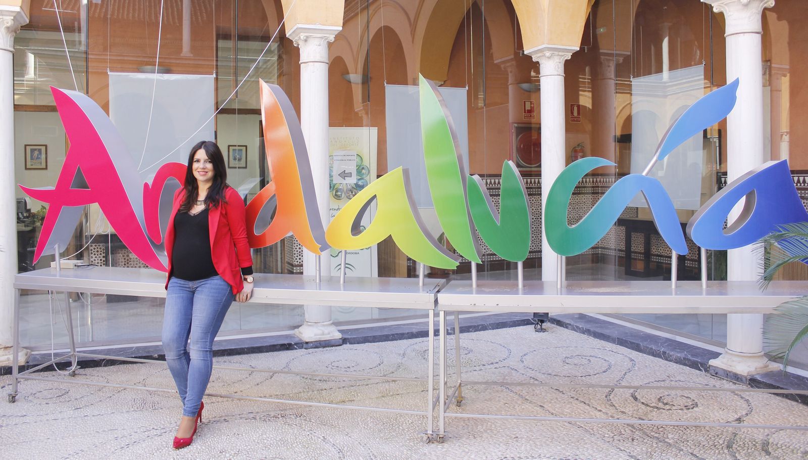 Purificación Joyera, en el patio de la Delegación, en Capitulares.