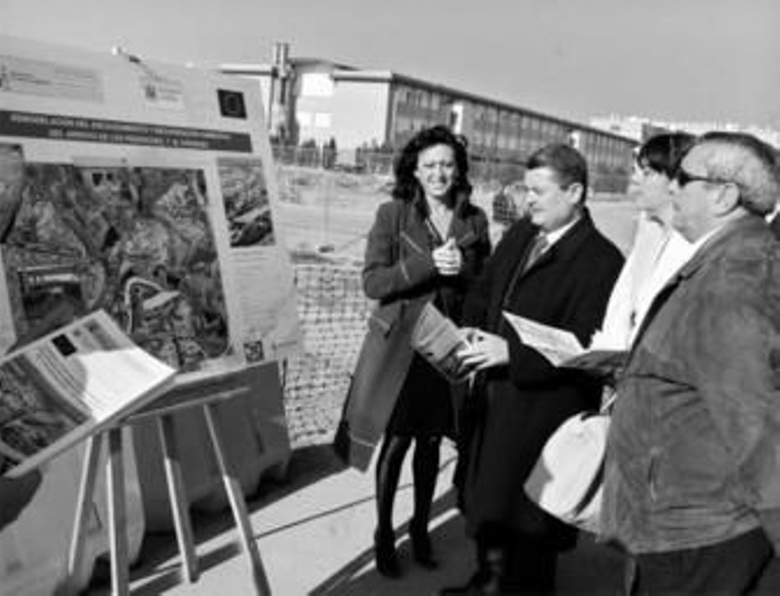 El subdelegado, Jesús María Ruiz, en el centro, observa el plano de las obras del arroyo Pedroches.