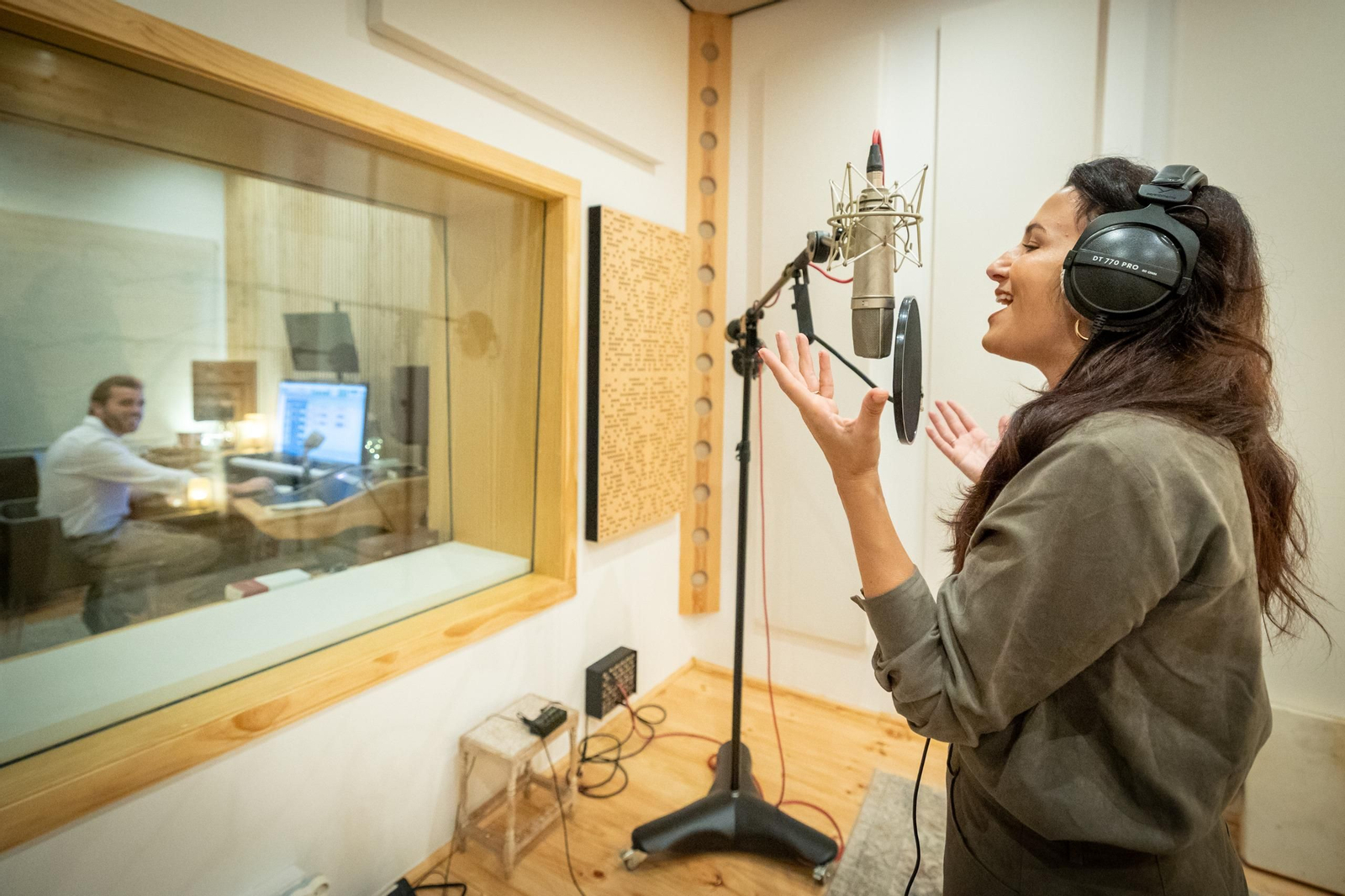 La solista, frente al micrófono y ante la atenta mirada de su marido desde la pecera.