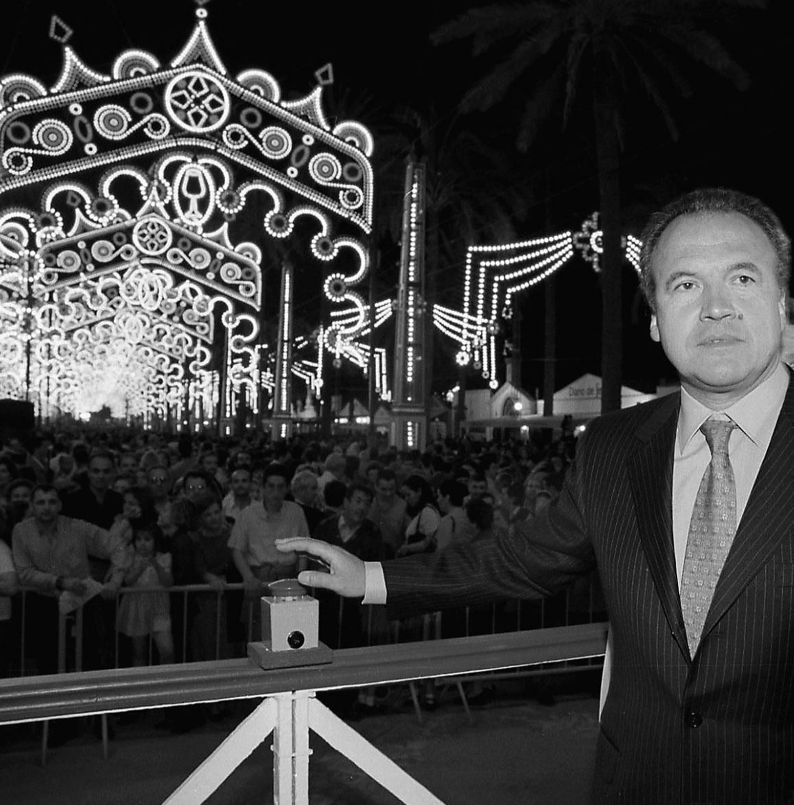 Pacheco, inaugurando el alumbrado del año 2000.