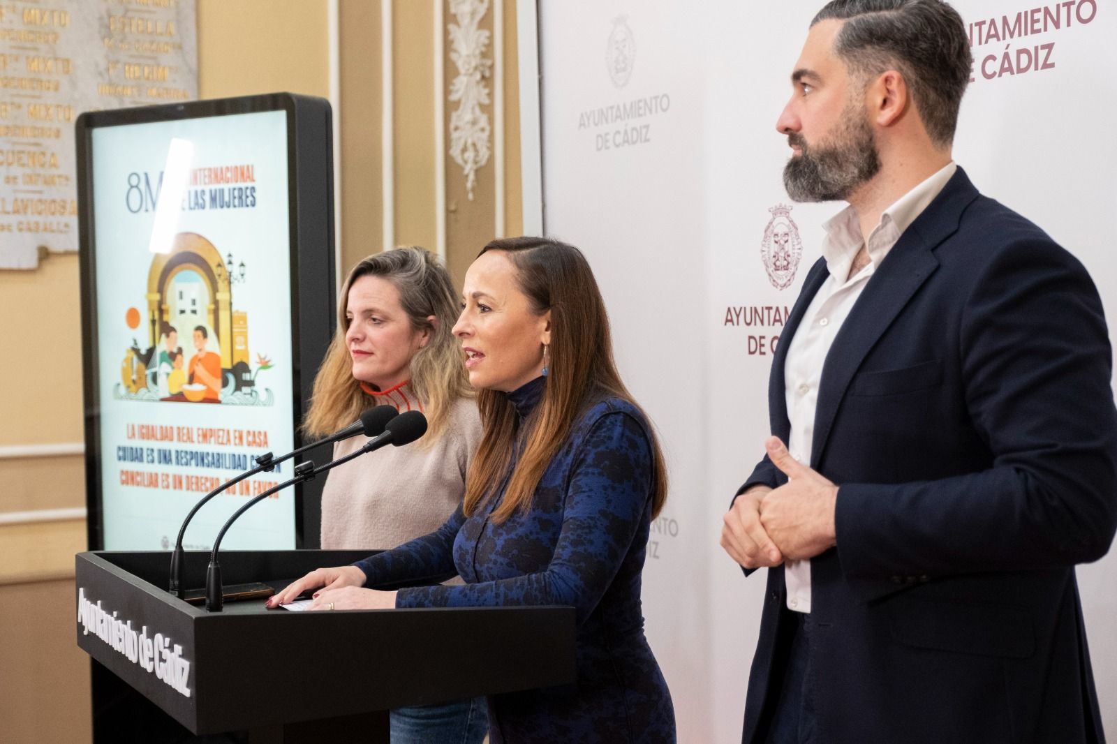 La concejala Virginia Martín presenta la programación del 8M junto a los ediles Maite González y Carlos Lucero.