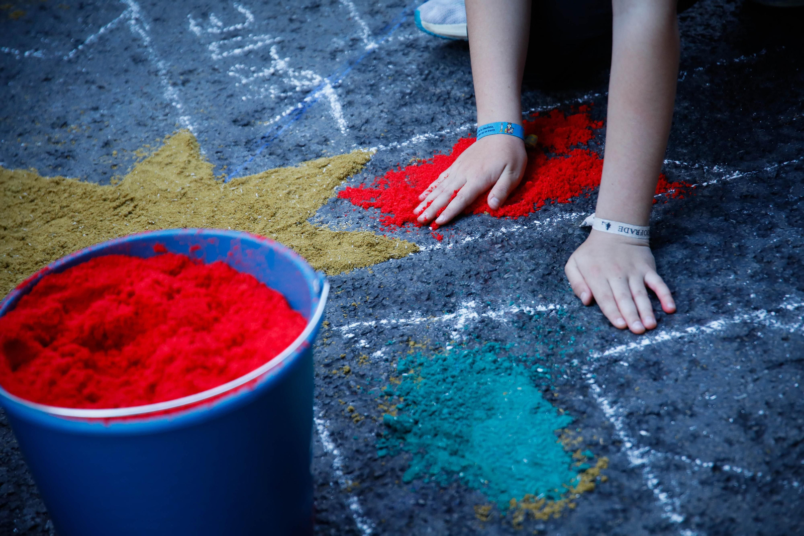 Así es la alfombra de serrín de 60 metros en el Paseo de Almería, en imágenes.