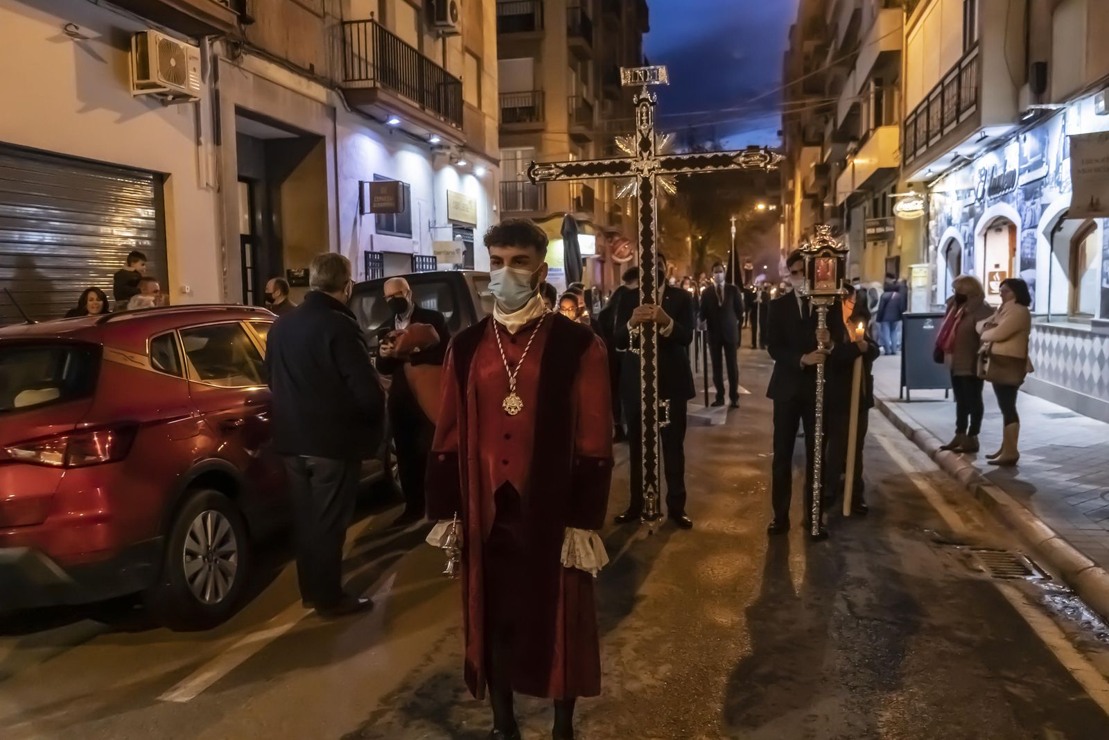 Los vía crucis del Viernes de Dolores, en imágenes