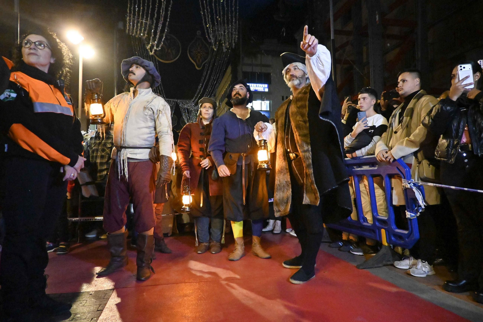 Las mejores imágenes del encendido del alumbrado 2025 en la Plaza de las Monjas