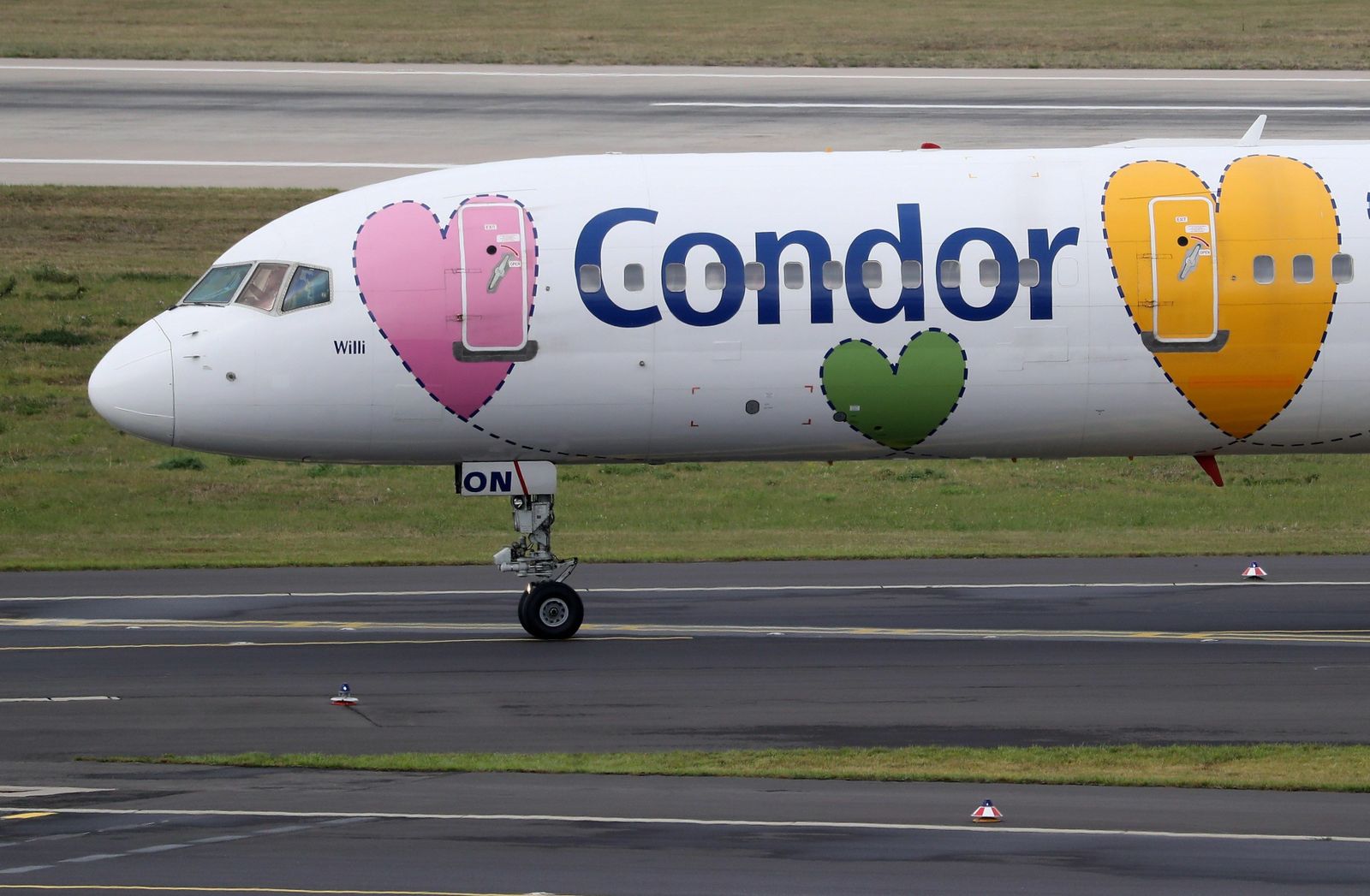 Un avión de Condor, la filial alemana de Thomas Cook, en el aeropuerto de Dusseldorf.