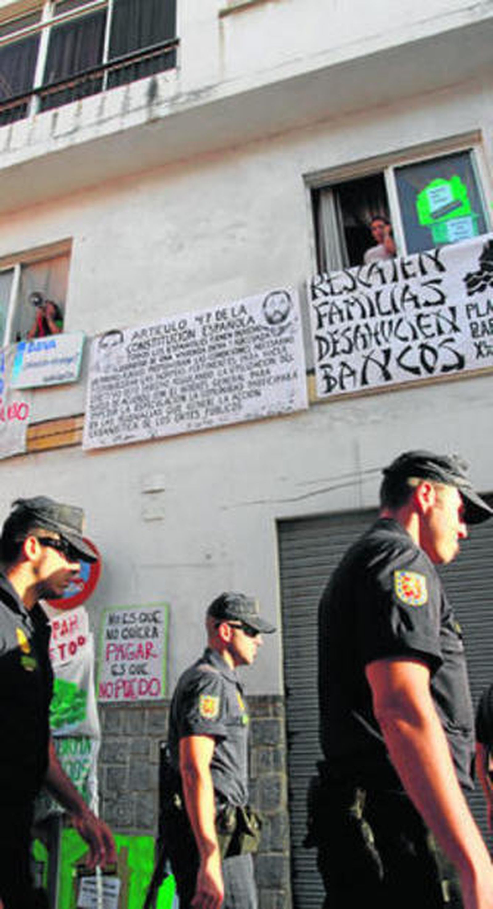 Policías frente a una casa a punto de un desahucio en la capital.
