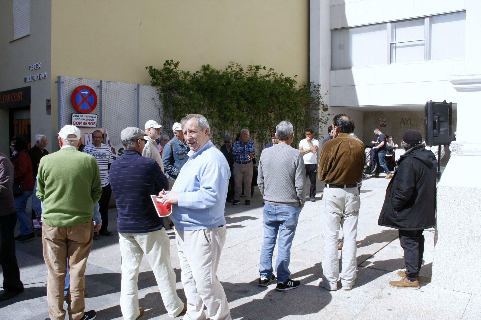 La concentración de la Plataforma de Afectados por la Hipoteca en la puerta del Ayuntamiento.