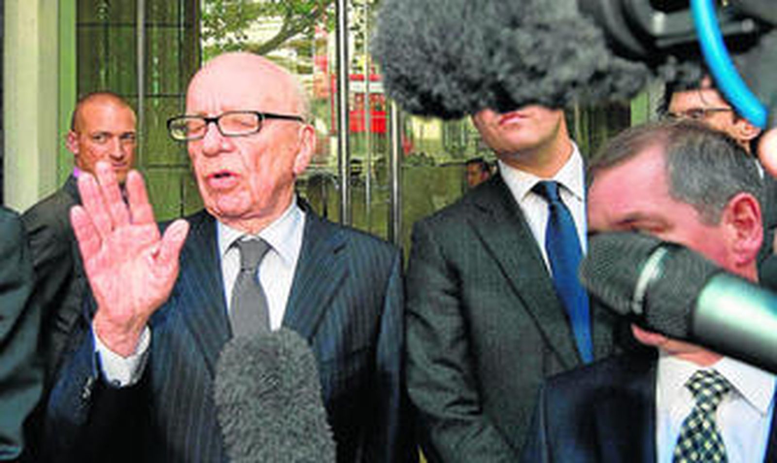 Murdoch contesta a la prensa tras reunirse con la familia de una adolescente asesinada cuyo teléfono habían pinchado sus periodistas.