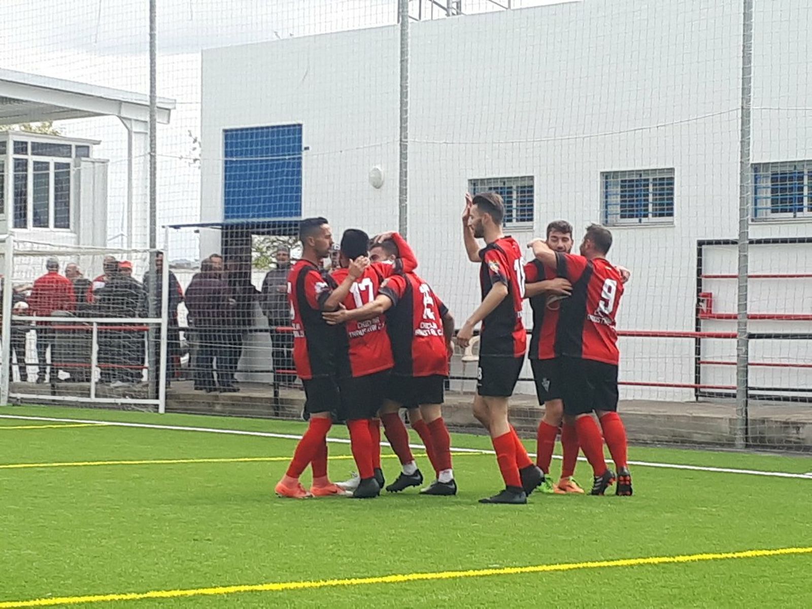 El conjunto rojinegro celebra el segundo gol de Manolito en el partido, que supuso el 4-1 en el global.