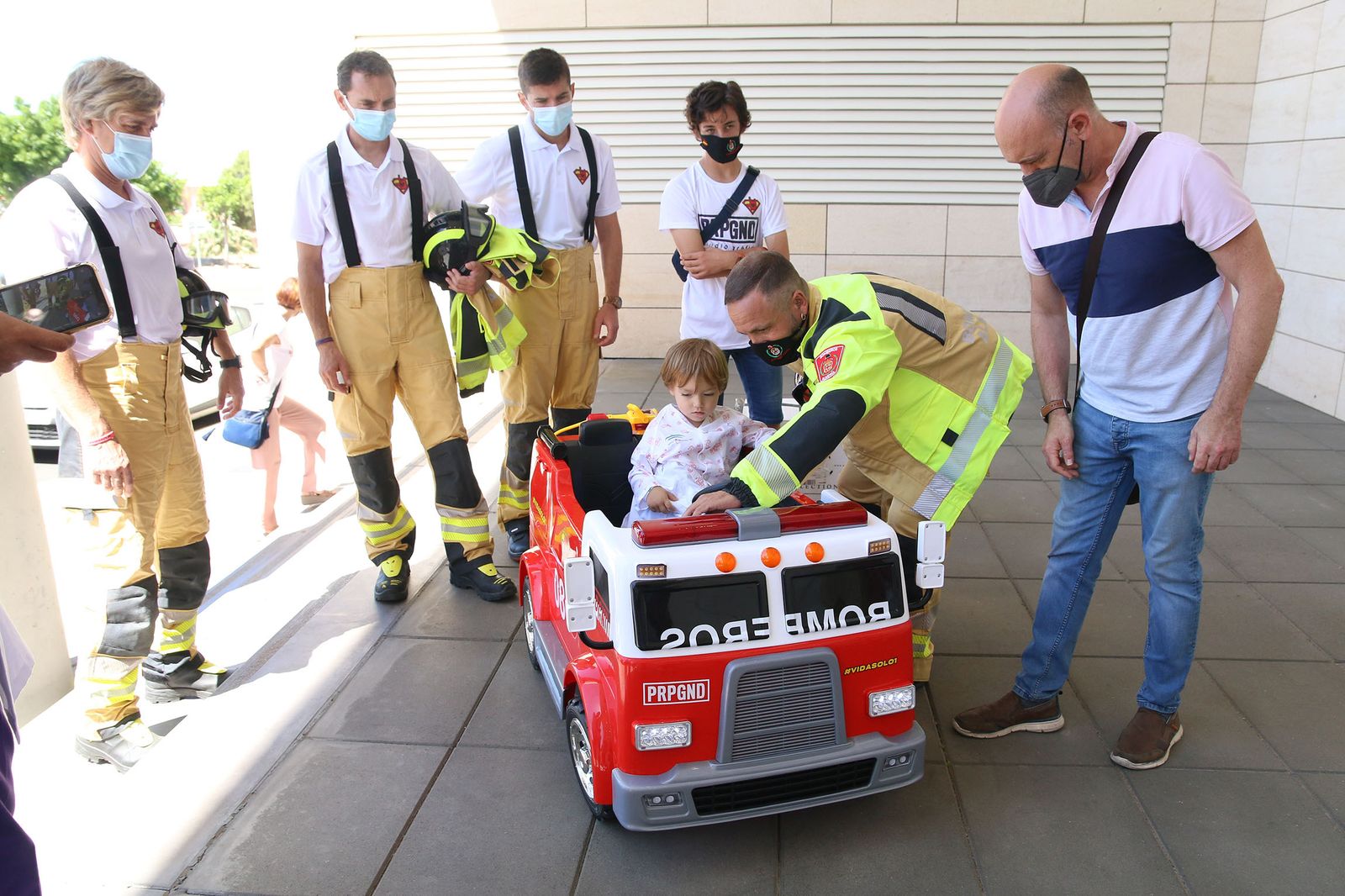 Fotogalería los bomberos de Almería regalan un cochecito eléctrico y camisetas a los niños hospitalizados de Torrecárdenas