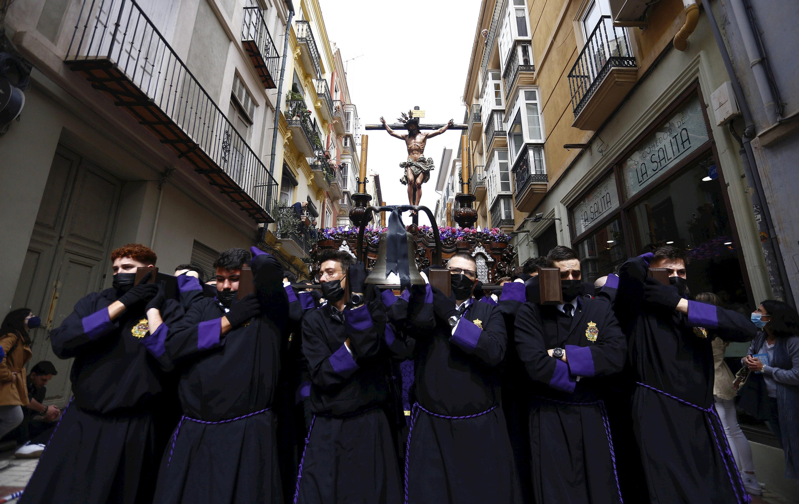 El Santísimo Cristo de la Crucifixión baja por la calle Mariblanca.