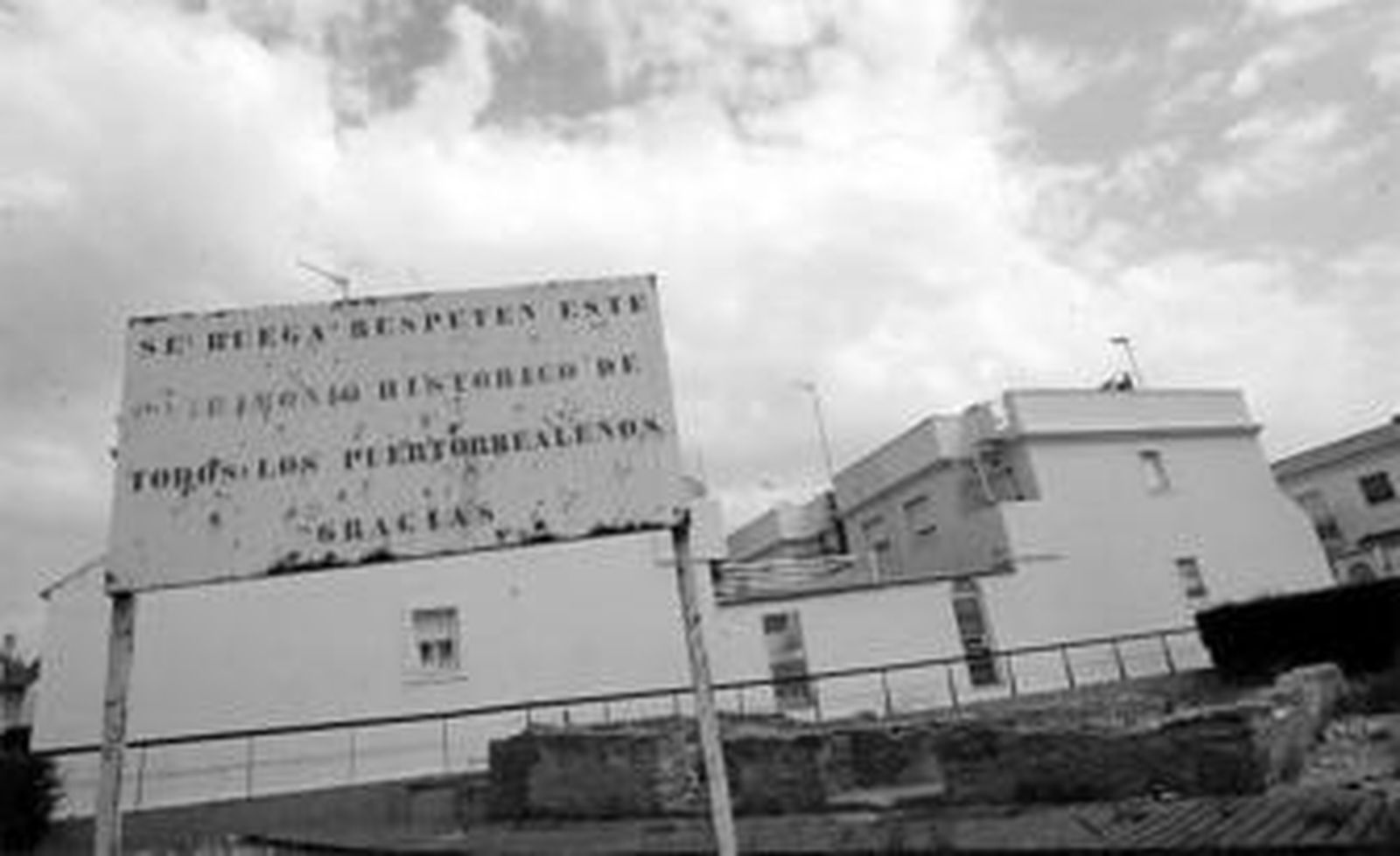 El Ayuntamiento sustituirá estos carteles por otros informativos.