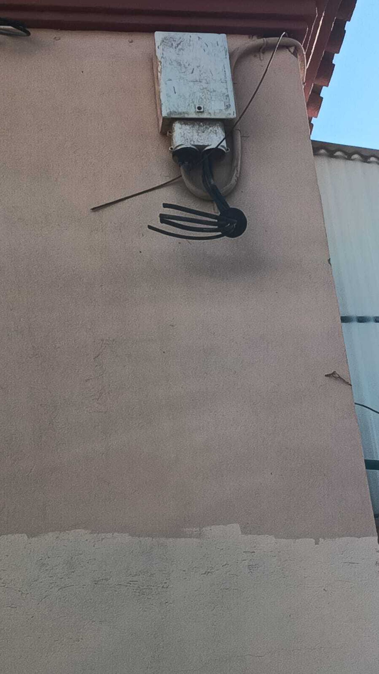 Cables cortados en la calle Ferrobús.