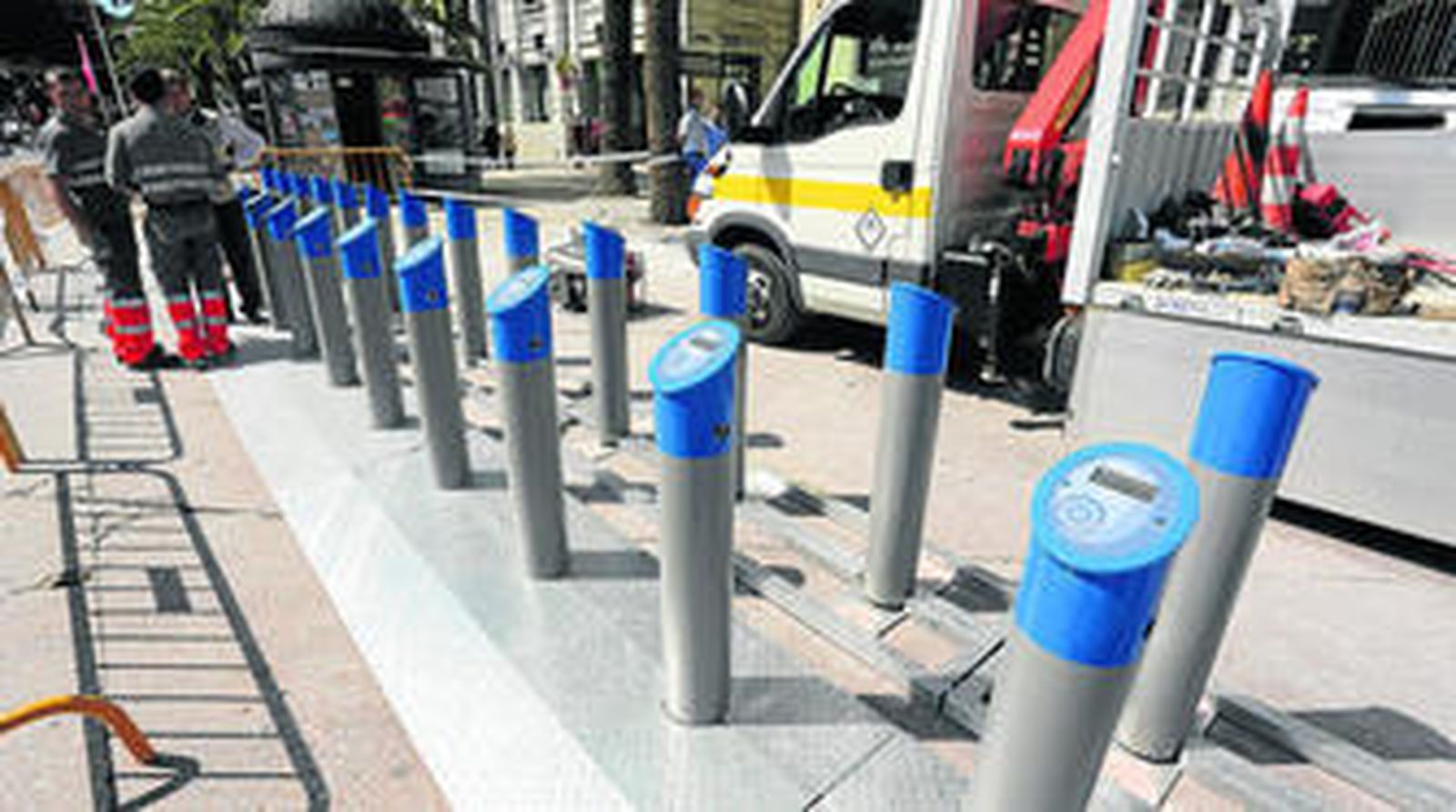 Trabajos de instalación del punto de préstamo de bicicletas municipal de la Acera de la Marina.